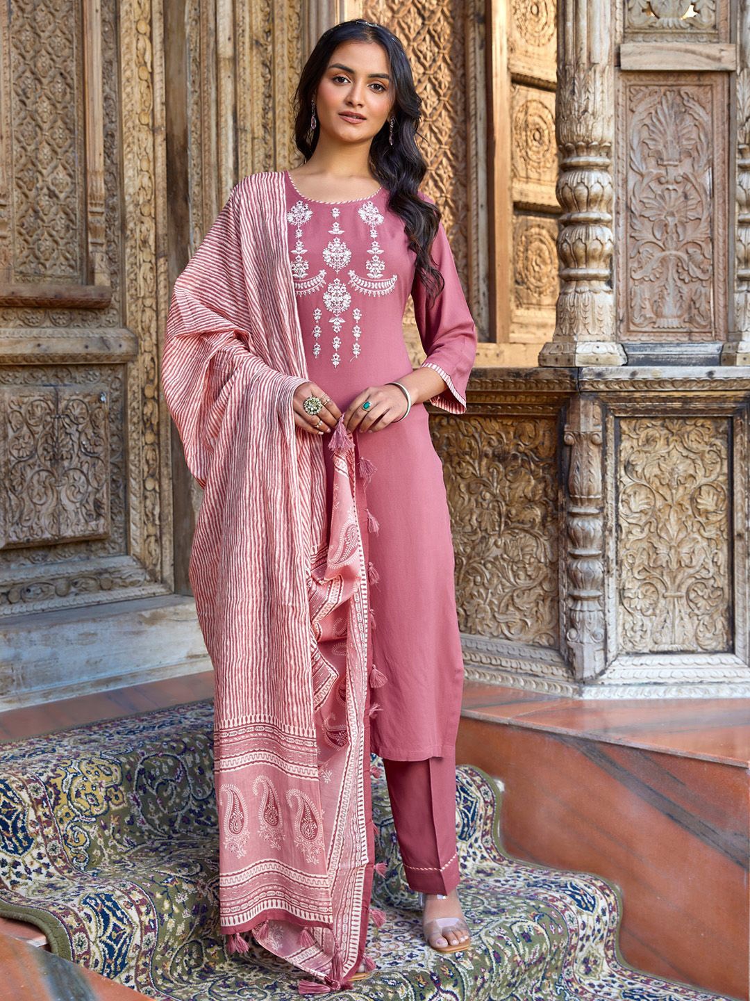 

WOMEN PLUS Women Floral Embroidered Regular Thread Work Kurta with Trousers & With Dupatta, Pink