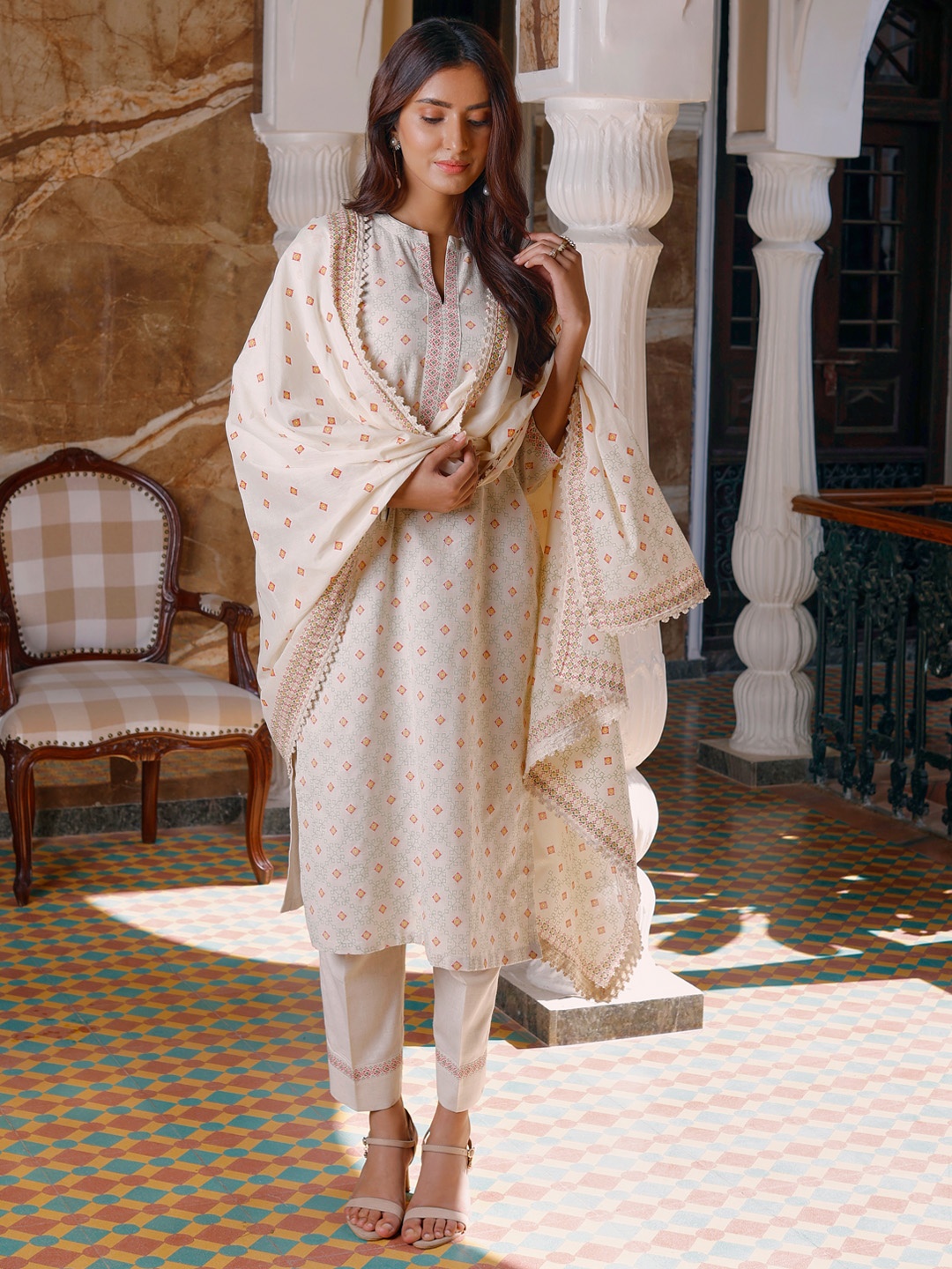 

WOMEN PLUS Women Ethnic Motifs Printed Regular Kurta with Trousers & With Dupatta, White