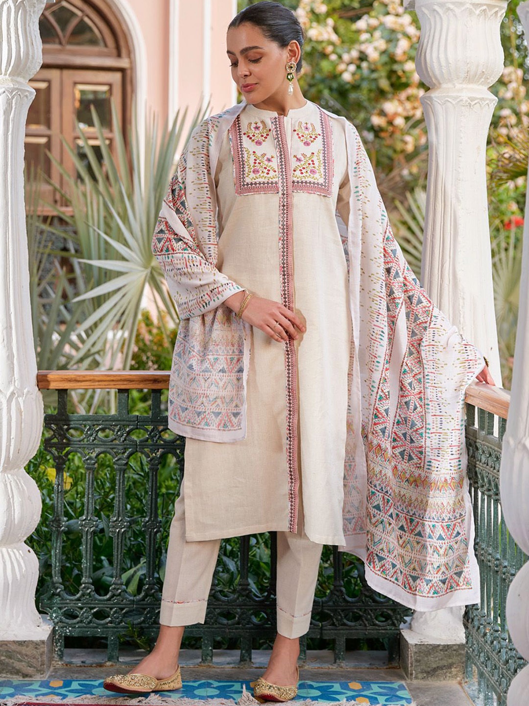 

WOMEN PLUS Women Floral Embroidered Regular Thread Work Kurta with Trousers & With Dupatta, White