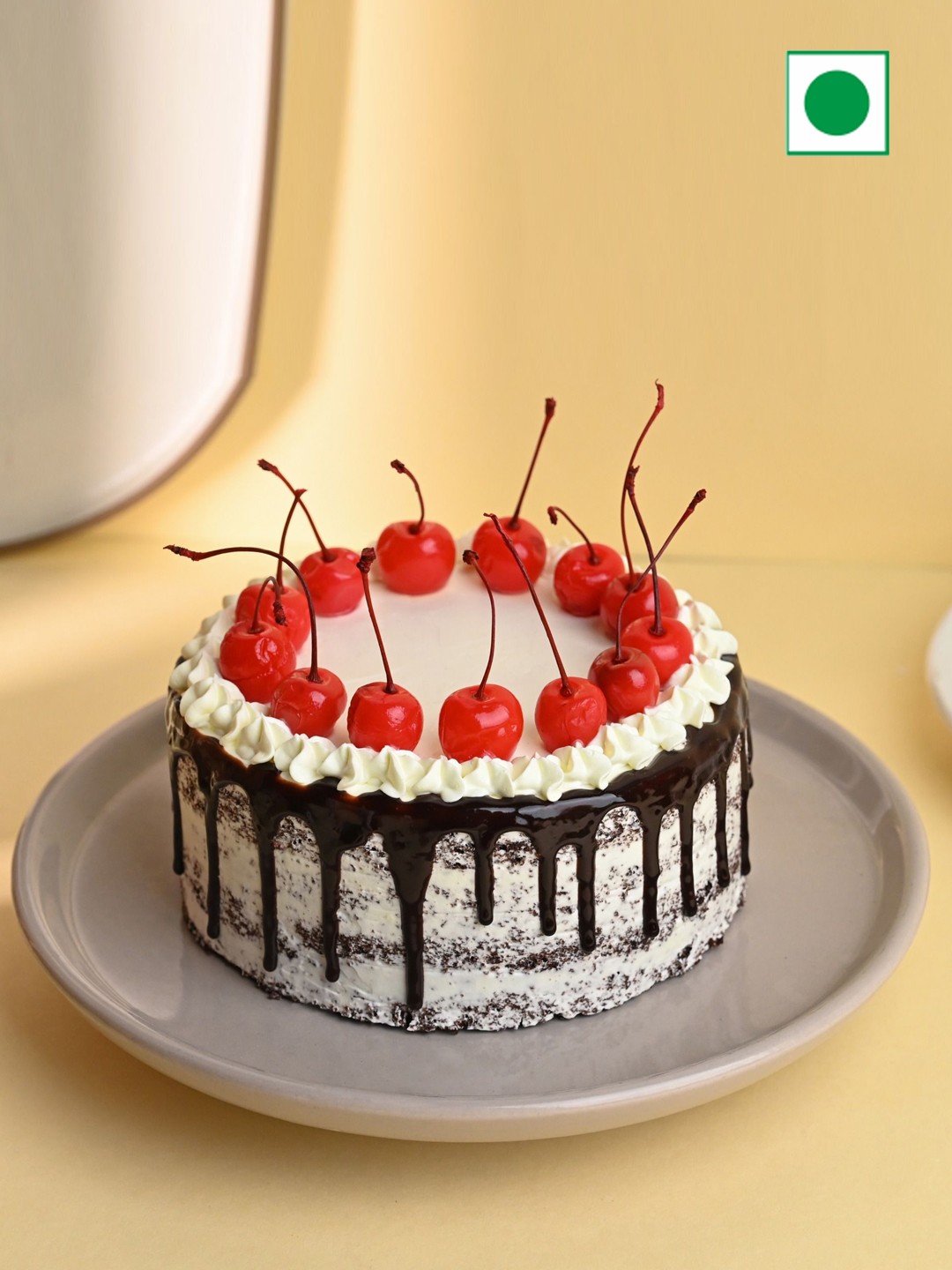 

Floweraura Round Shape Black Forest Flavor Eggless Round Cake- 500g