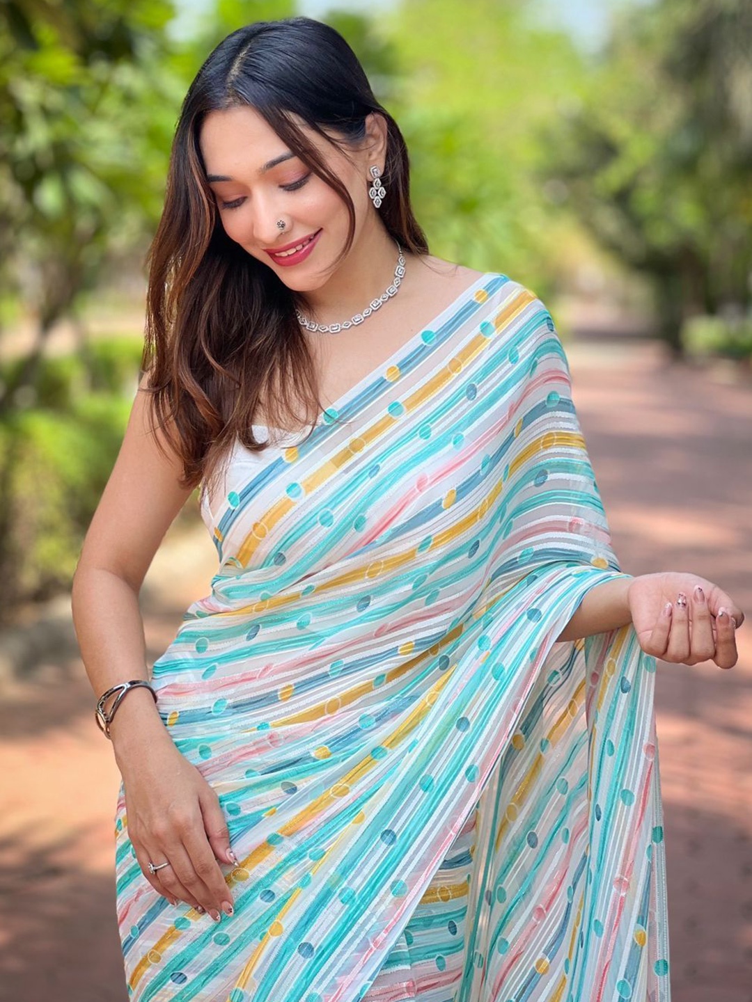 

Vastrasky Global Striped Printed Saree, Blue