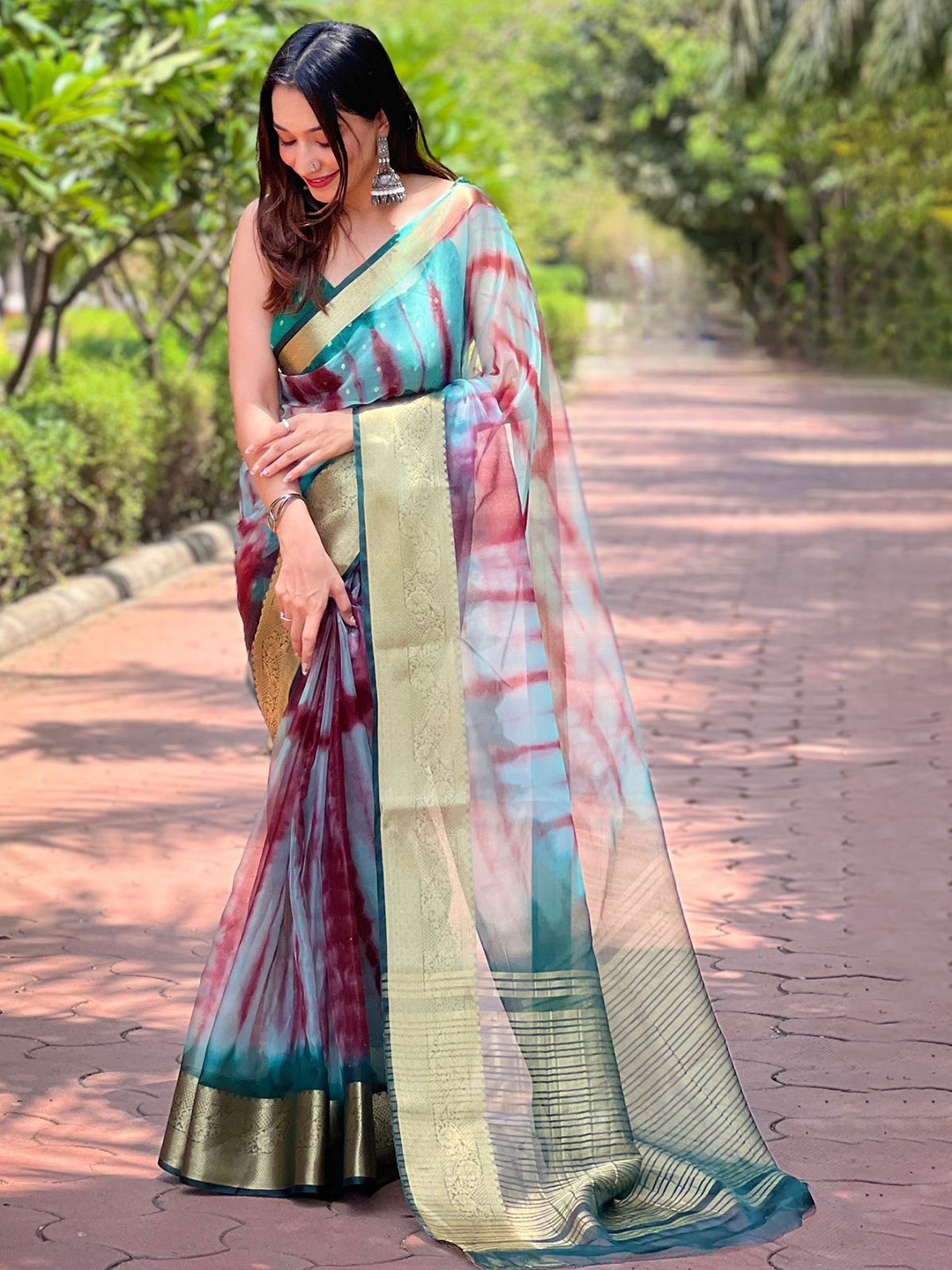 

Vastrasky Global Ombre Zari Organza Saree, Green