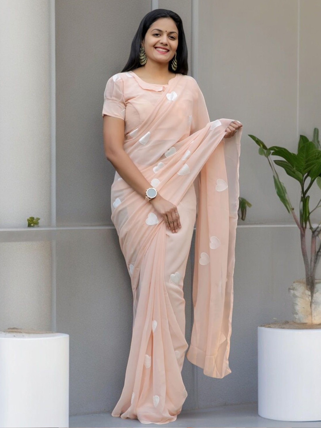 

Vastrasky Global Geometric Embroidered Saree, Beige