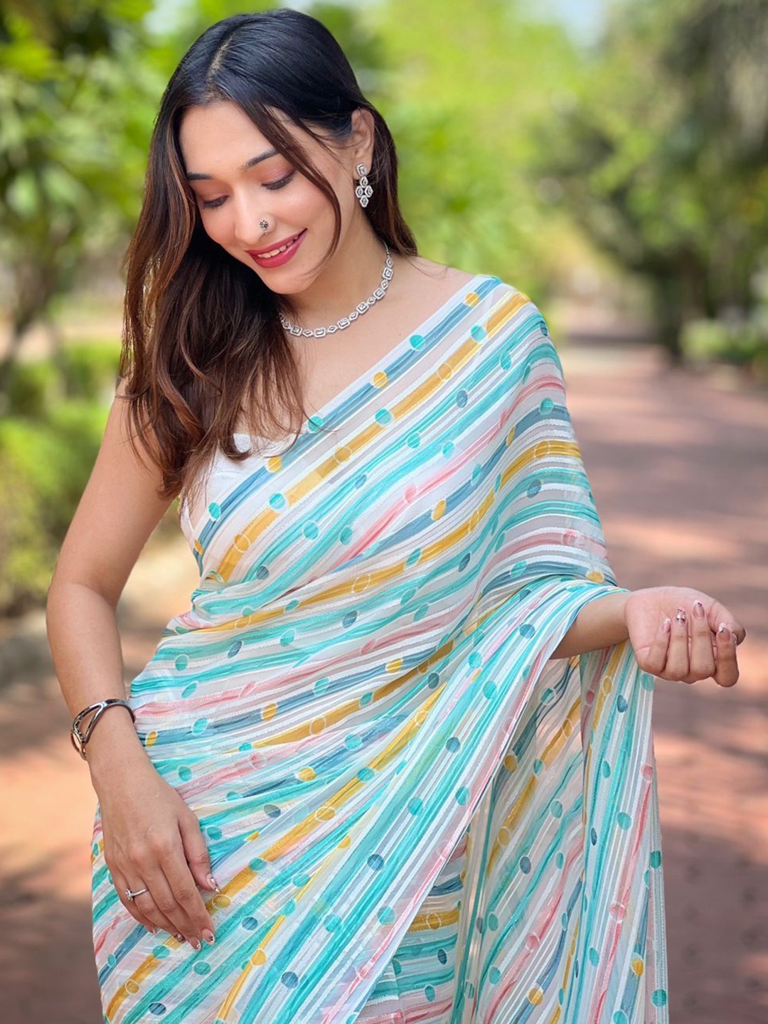 

Vastrasky Global Striped Printed Saree, White