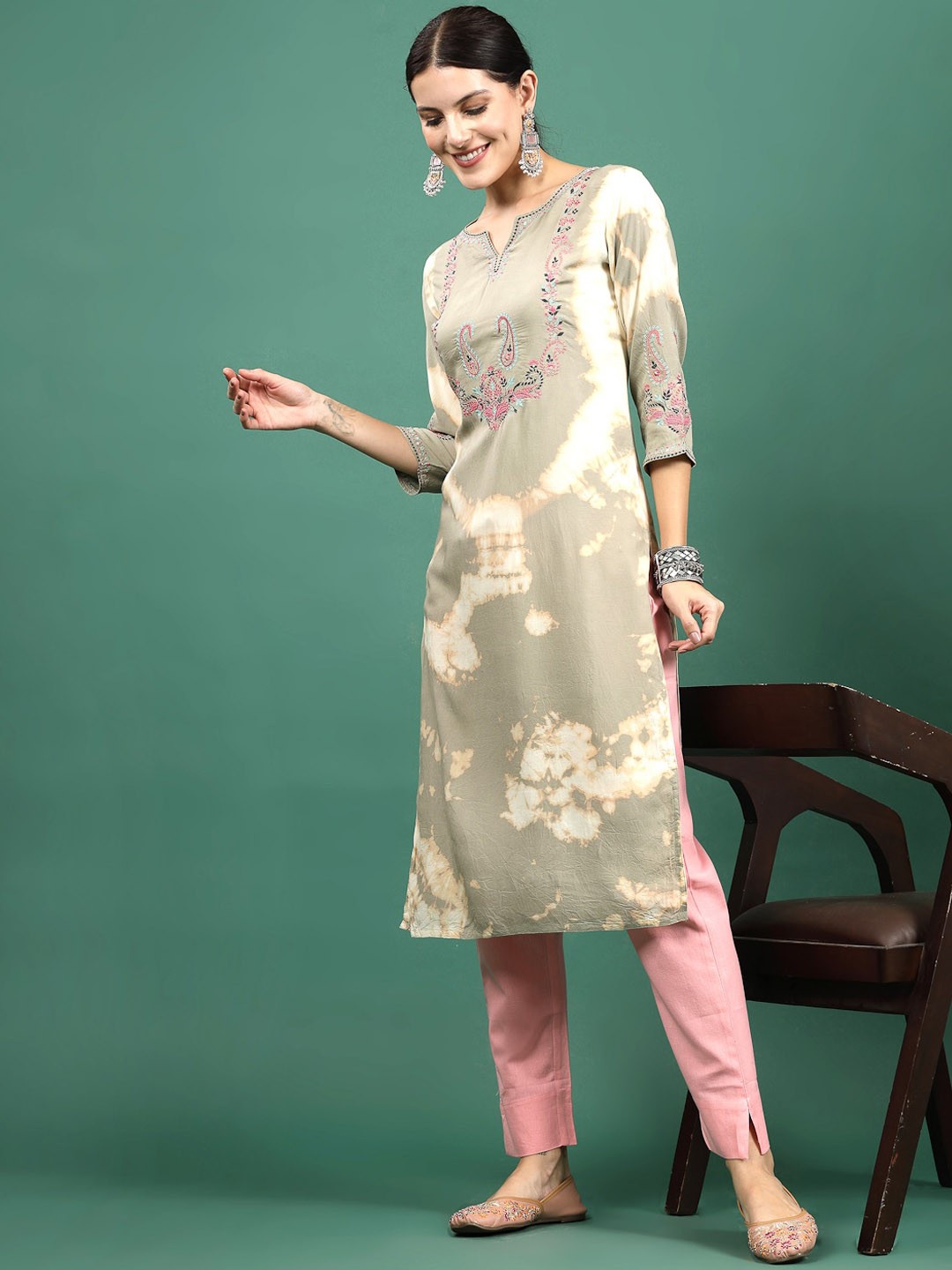 

Ramas Geometric Embroidered Round Neck Chikankari Kurta, Beige