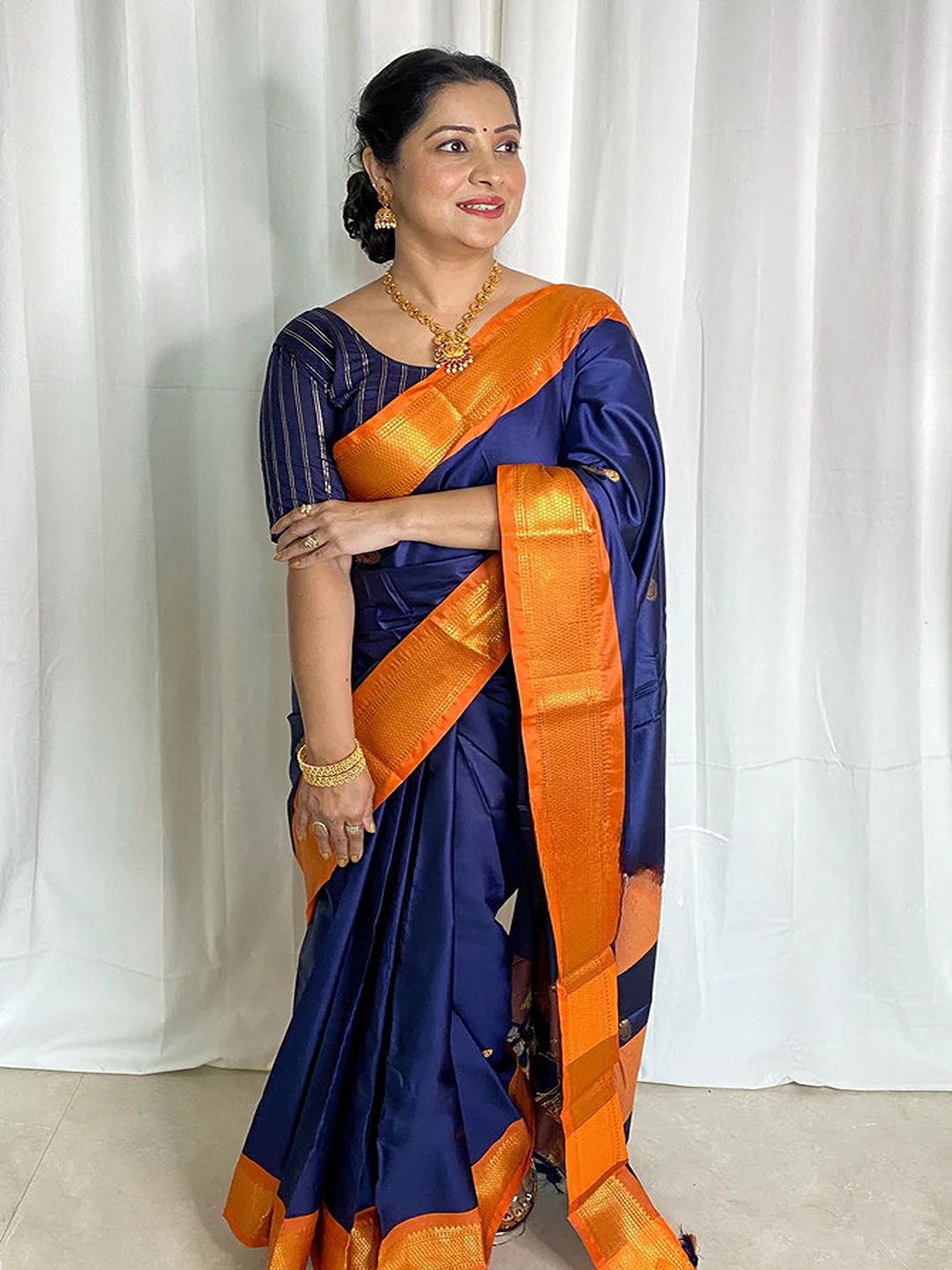 

SGF11 Ethnic Motifs Woven Design Zari Kanjeevaram Silk Saree, Navy blue
