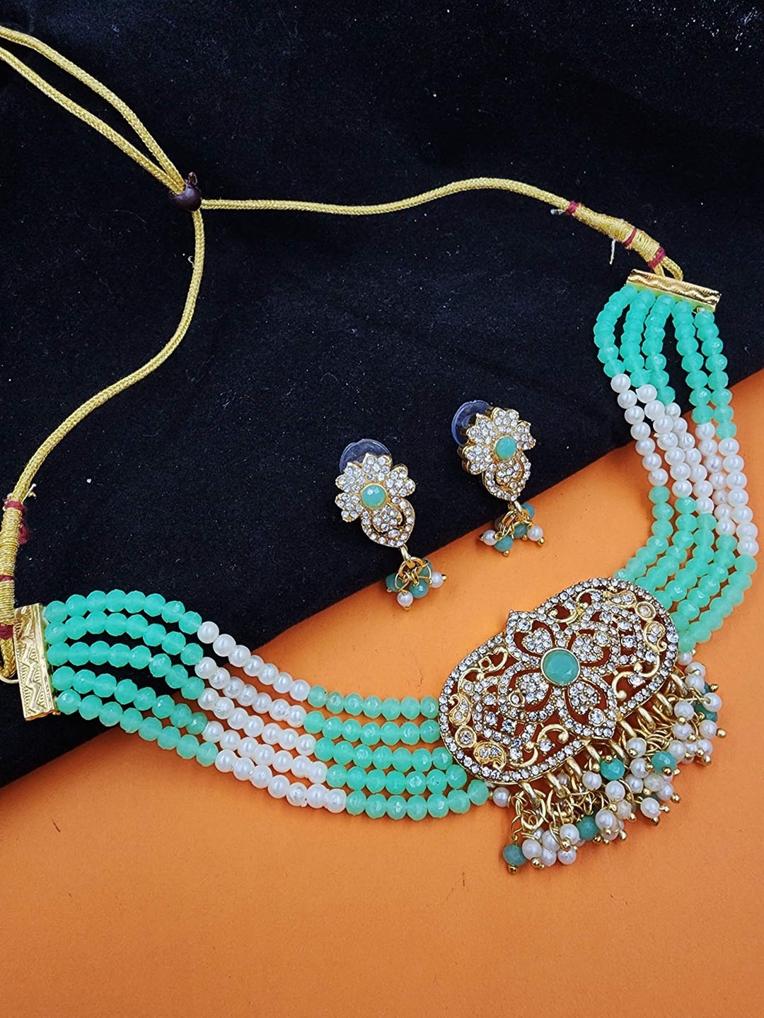 

Anouk Gold Toned Gold Plated Kundan Stone Studded & Beaded Jewellery Set