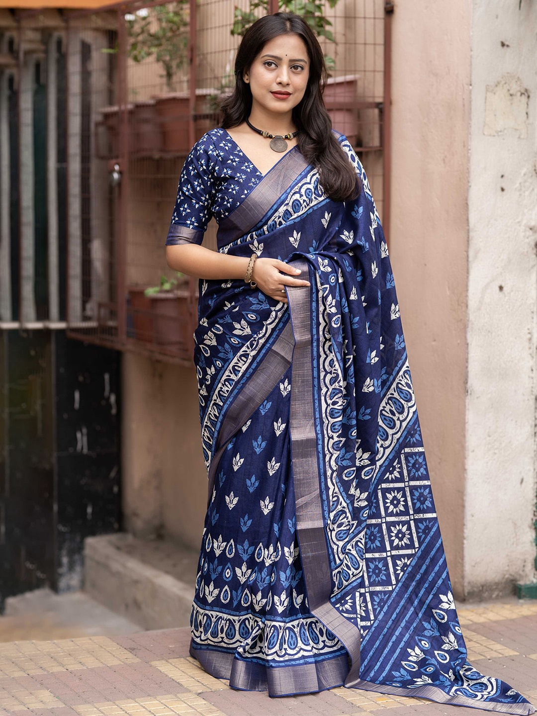 

Panzora Batik Printed Zari Saree, Blue