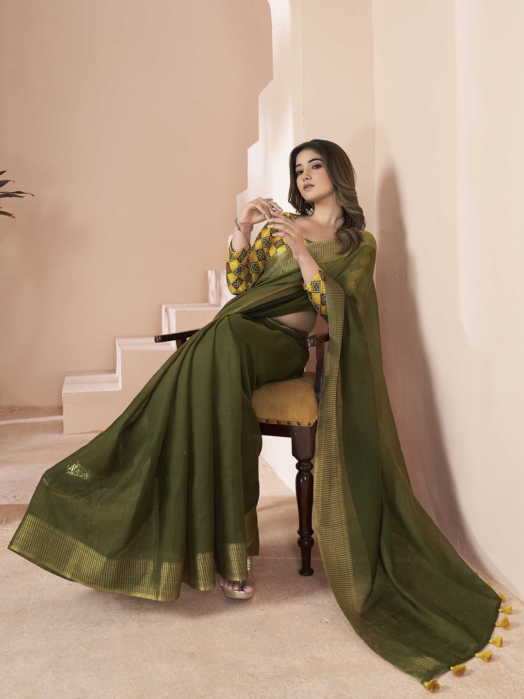 

Panzora Linen Blend Solid Saree, Green