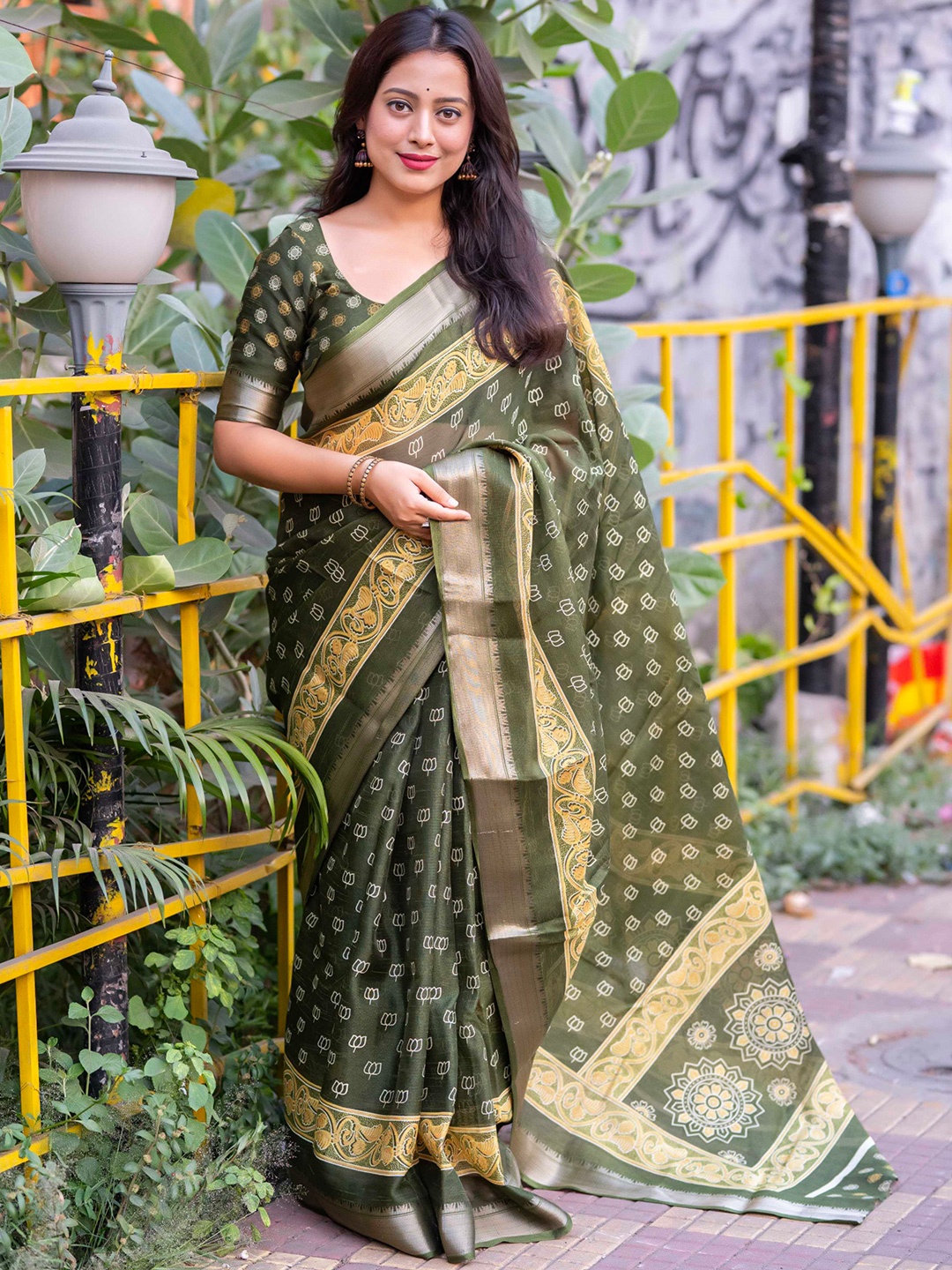

Panzora Ethnic Motifs Zari Saree, Green