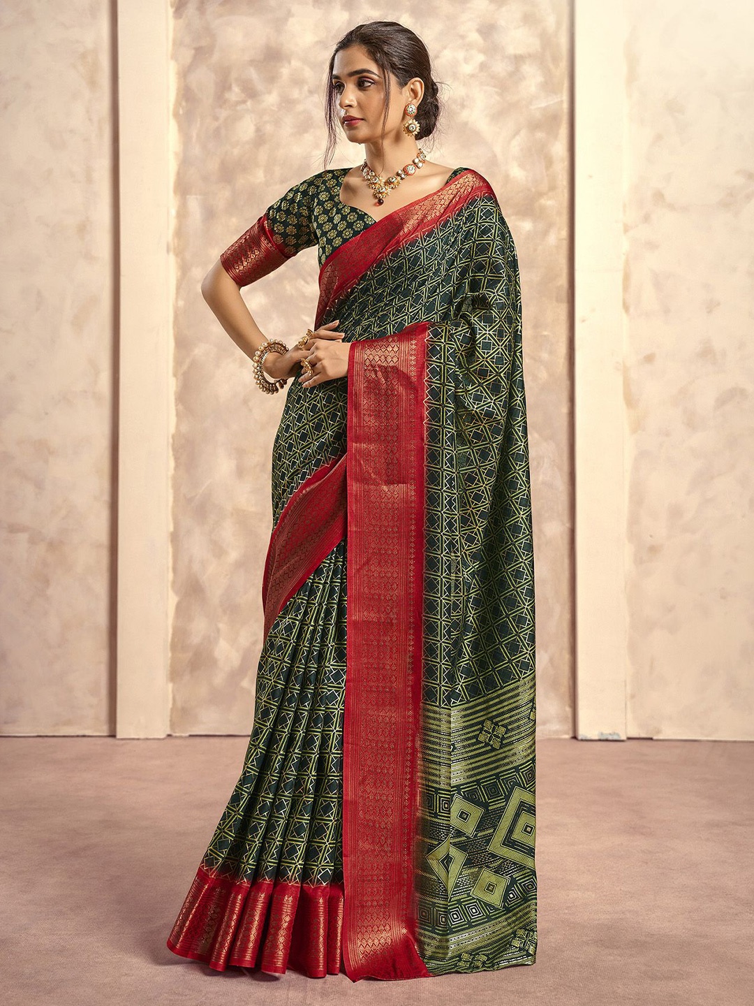 

elora Printed Zari Saree With Blouse Piece, Green