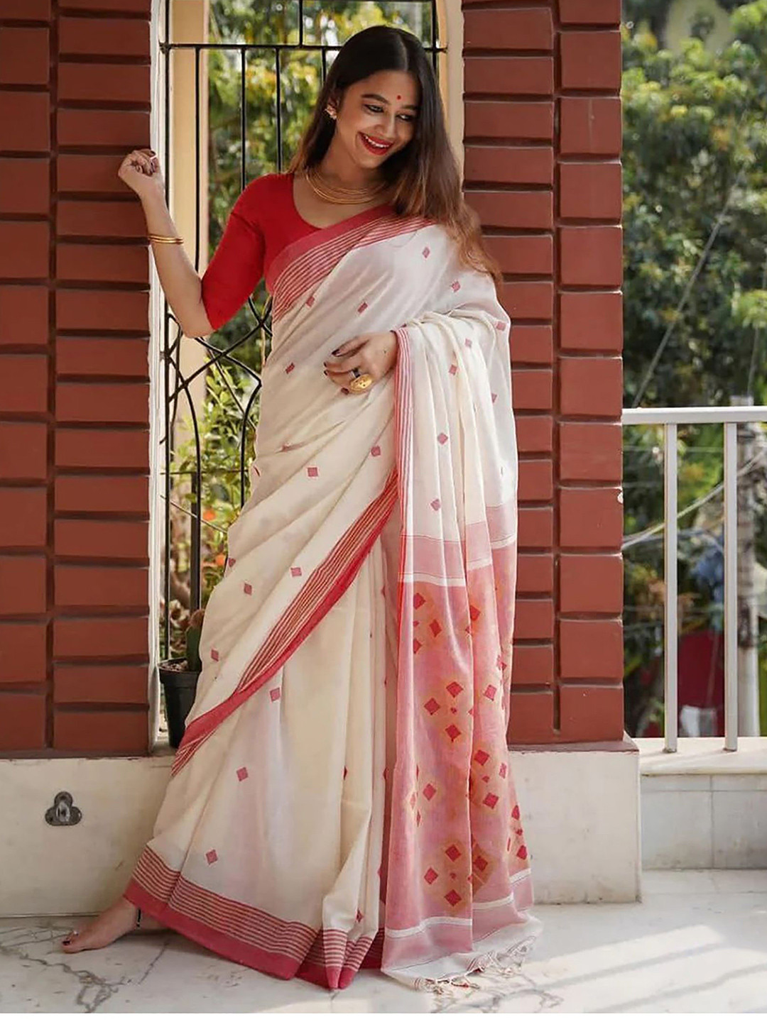 

Anjaneya Sarees Woven Design Silk Cotton Banarasi Saree, White
