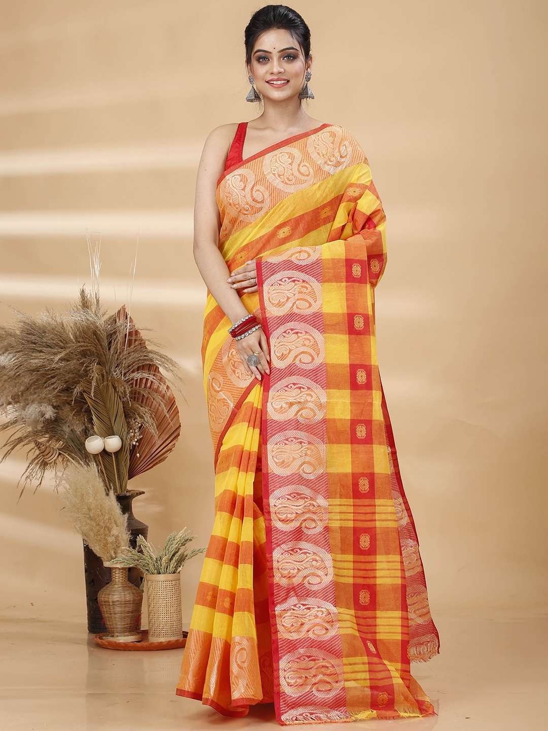 

Ruuprekha Woven Design Pure Cotton Jamdani Saree, Yellow