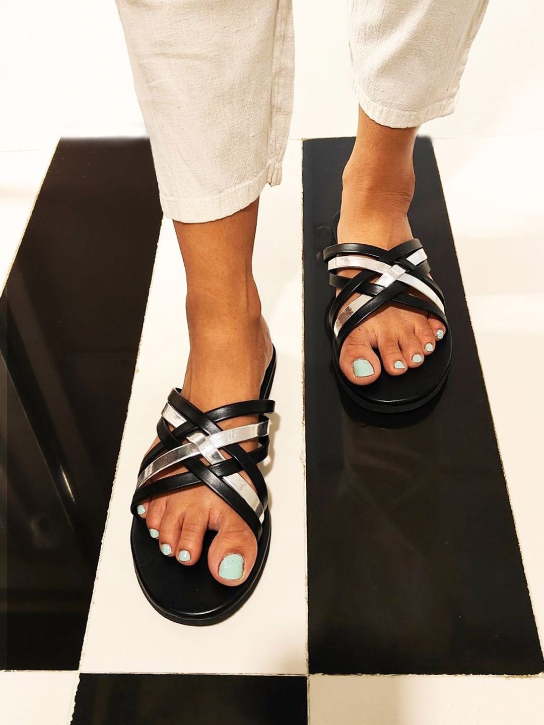 

POSTCARD Women with Bows Flats, Black