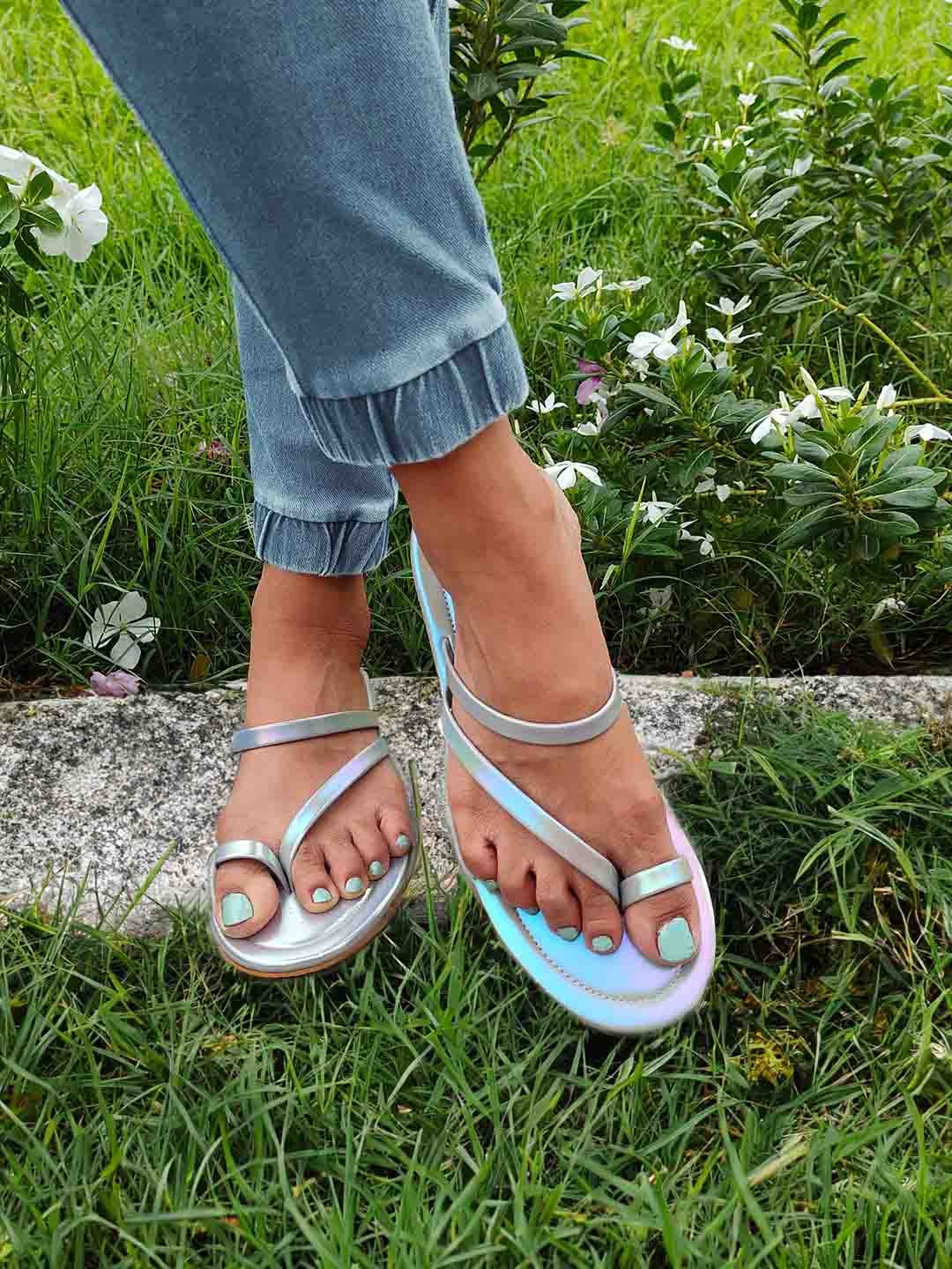 

THE MADRAS TRUNK Women Shimmer One Toe Flats, Grey