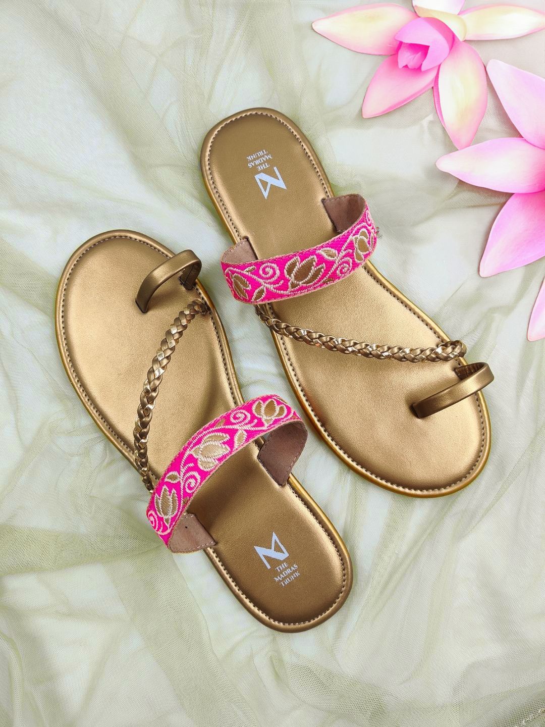 

THE MADRAS TRUNK Women Ethnic Woven Design One Toe Flats, Pink