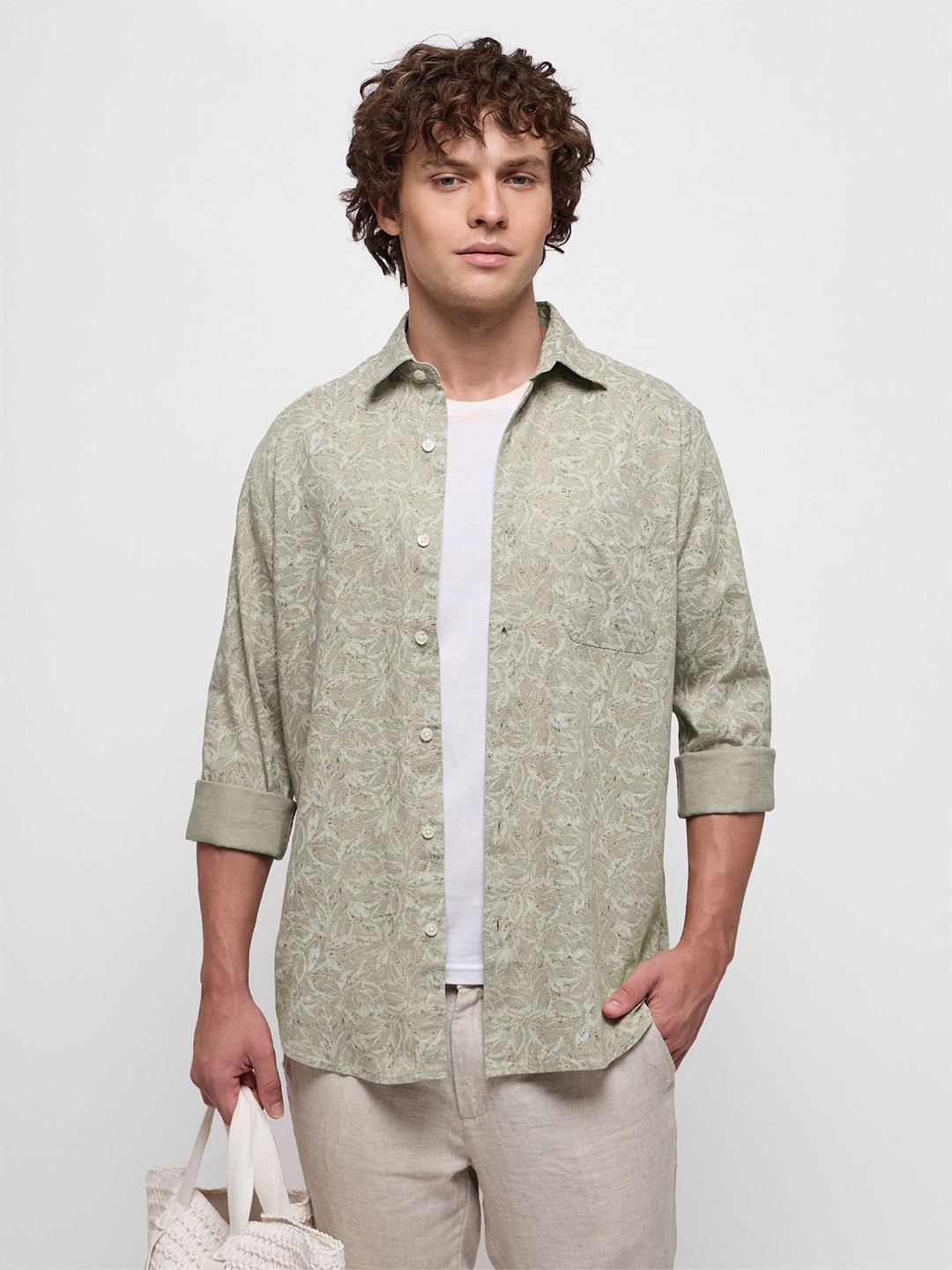 

Red Flame Men Slim Fit Floral Printed Spread Collar Pure Cotton Casual Shirt, Green