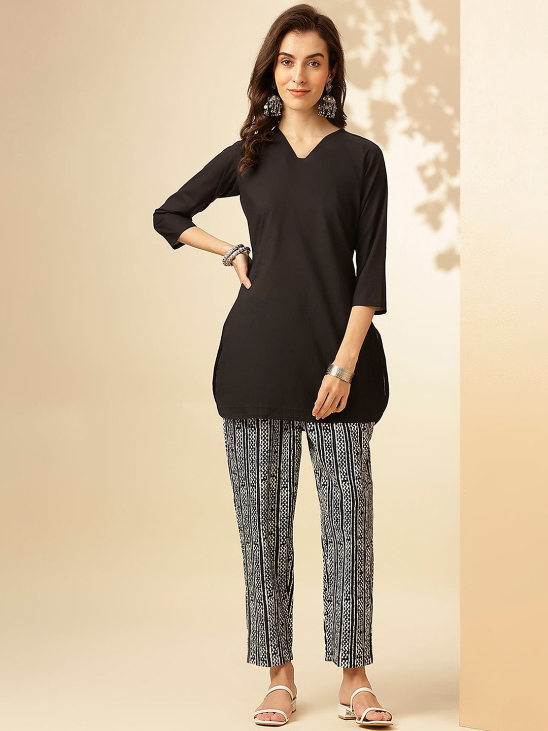 

Saanjh Black & White V-Neck Printed V-Neck Tunic & Trouser