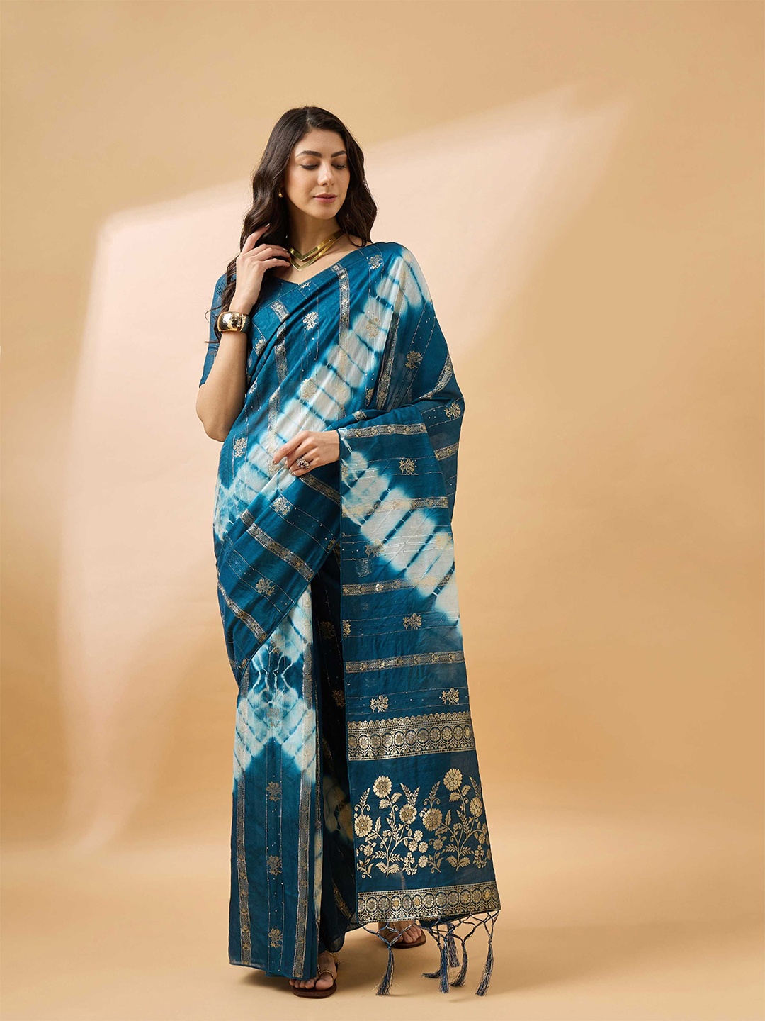 

Panzora Tie and Dye Embellished Sequinned Saree, Teal