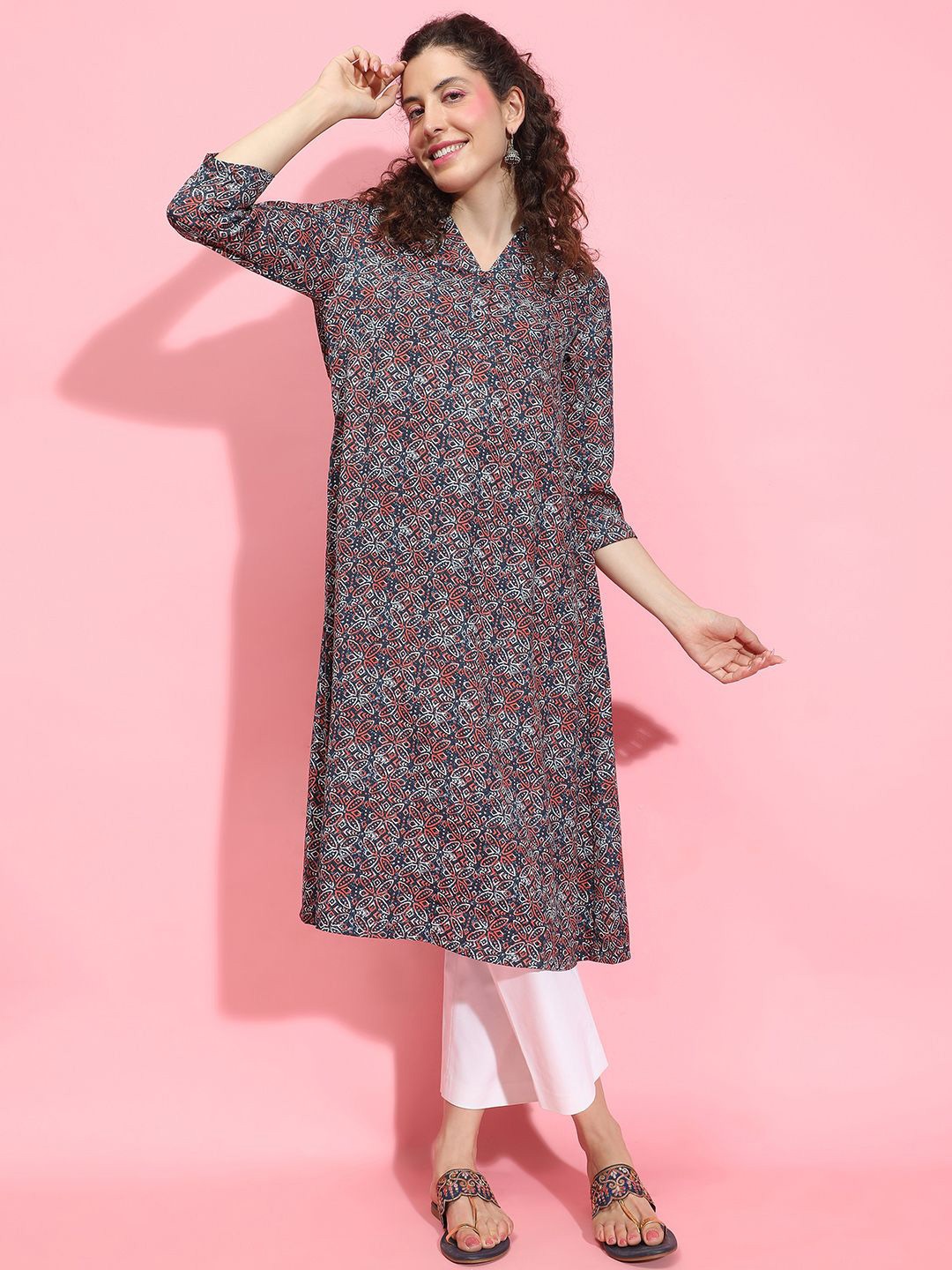 

Oxolloxo Floral Printed V-Neck Three-Quarter Sleeves A-Line Kurta, Black