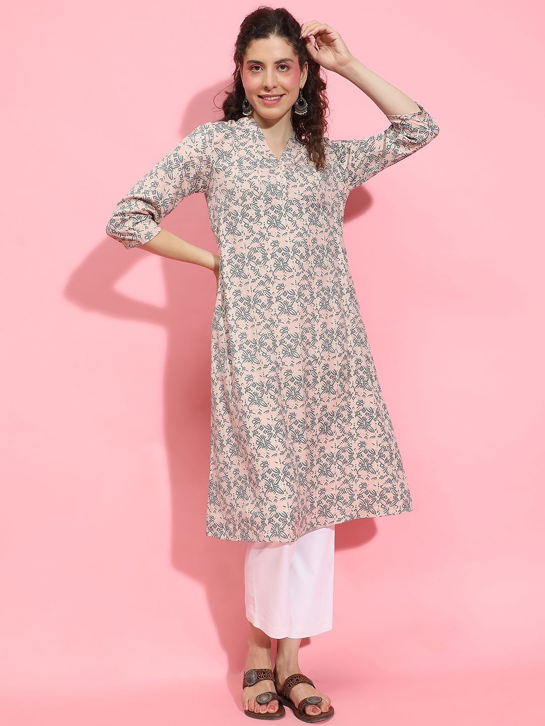 

Oxolloxo Floral Printed V-Neck Three-Quarter Sleeves A-Line Kurta, Pink