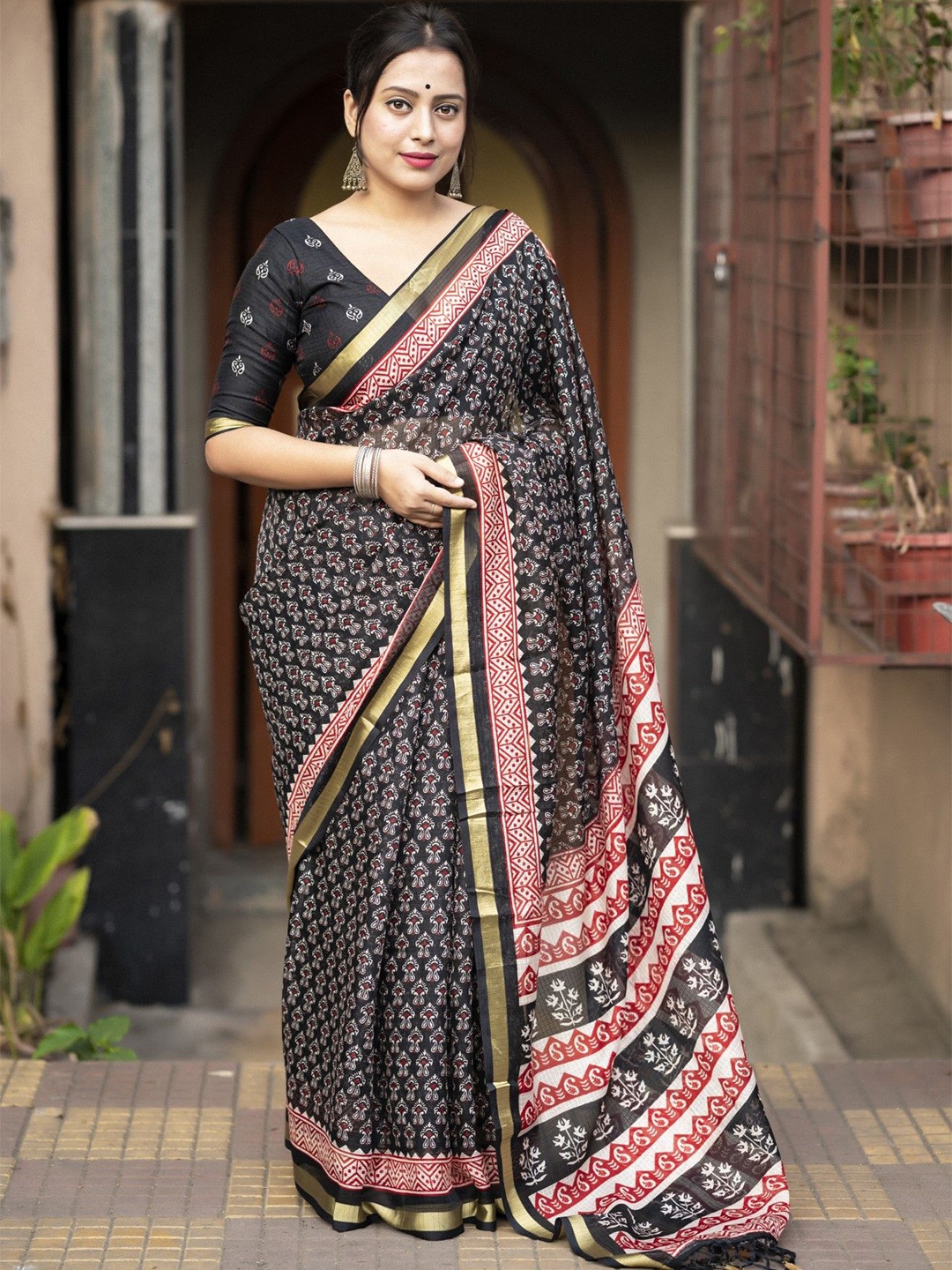 

Panzora Paisley Printed Zari Saree, Black