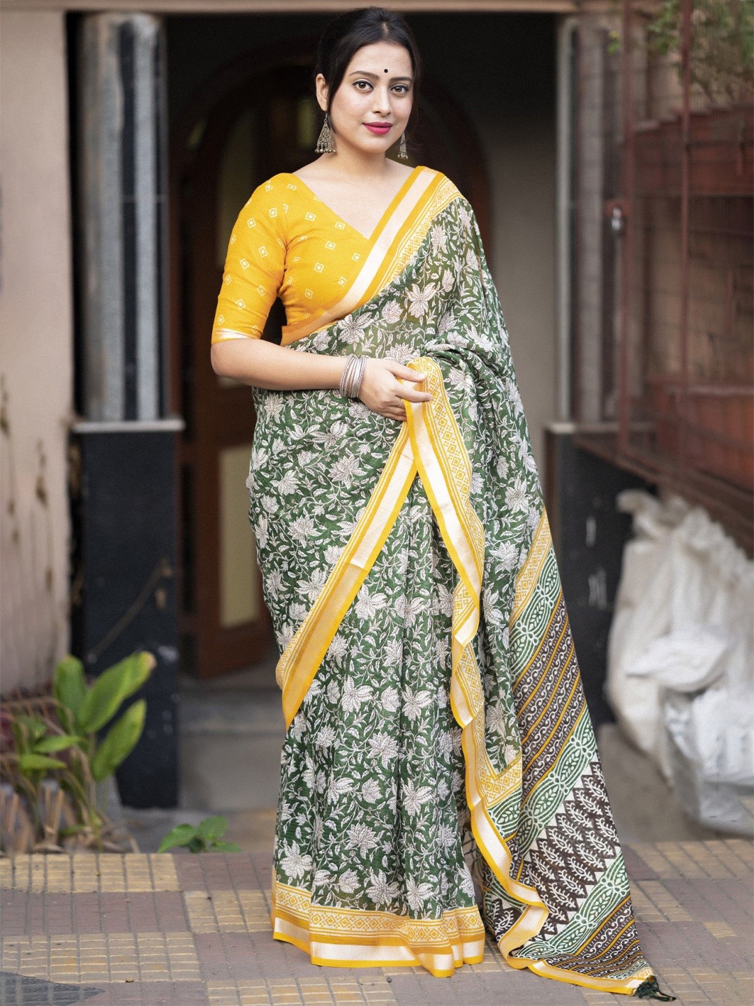 

Panzora Ethnic Motifs Zari Saree, Green
