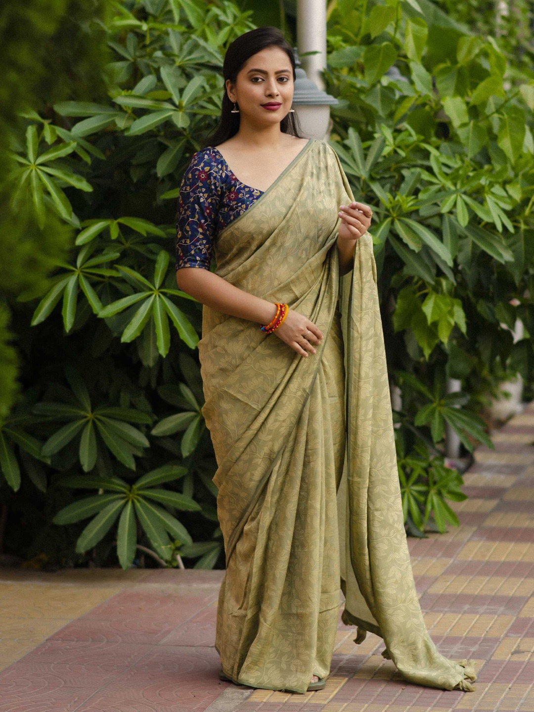 

Panzora Woven Design Saree With Unstitched Blouse Piece, Green