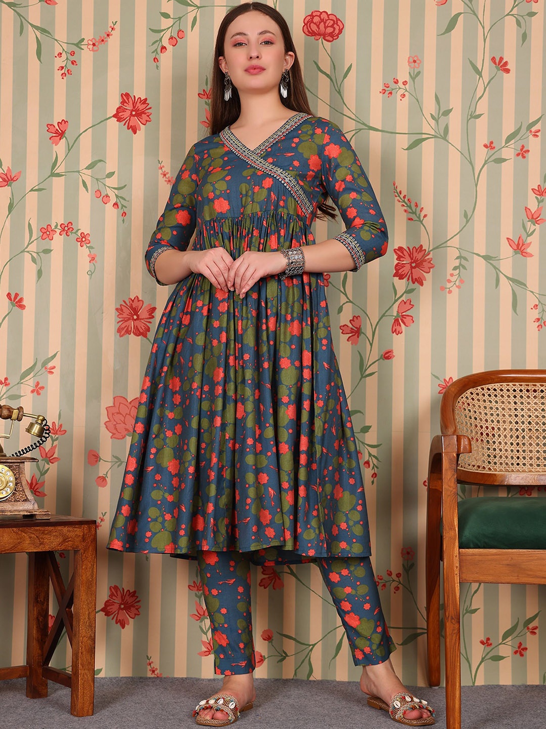 

Ode by House of Pataudi Floral Printed Regular Kurta with Trousers, Grey