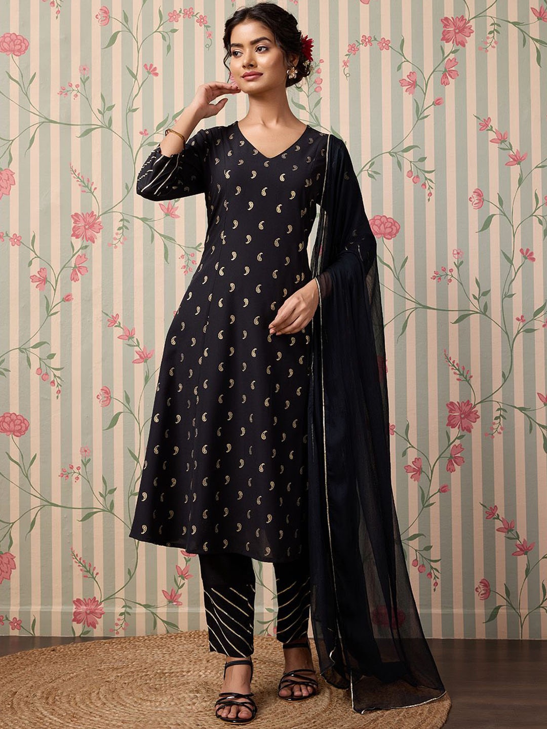 

Ode by House of Pataudi Floral Printed Regular Kurta with Trousers & With Dupatta, Black