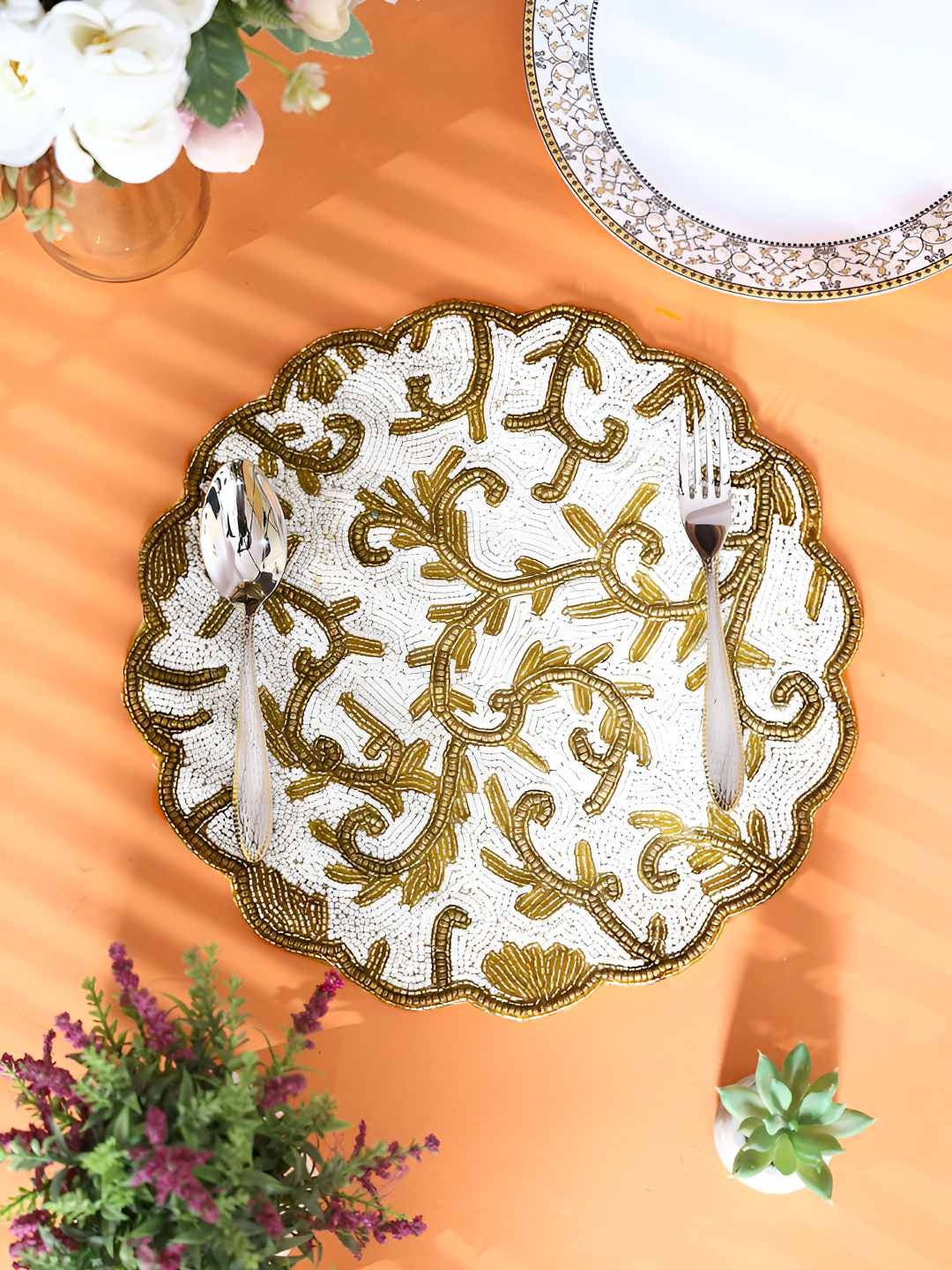

PURINA'S White & Gold Toned Floral Embellished Round Table Placemats