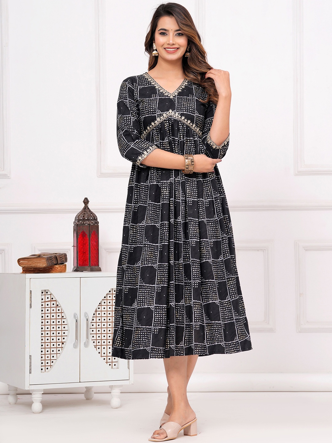 

CRENOL THREADS Checked V-Neck Anarkali Kurta, Black