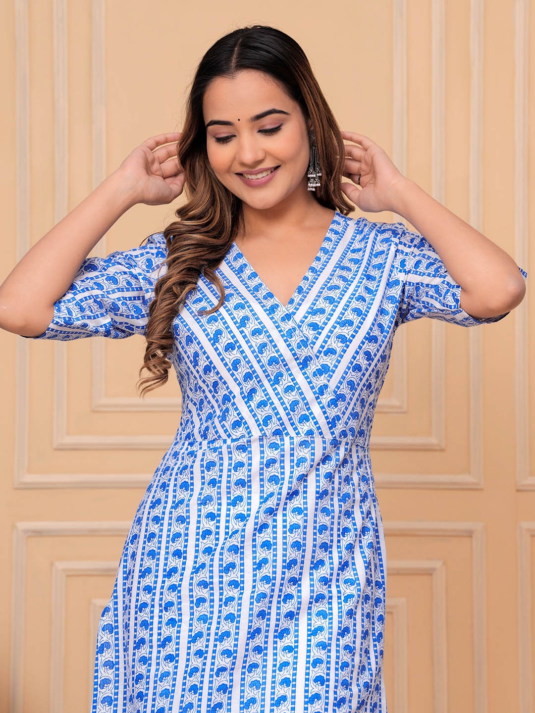 

CRENOL THREADS Floral Printed V-Neck Pure Cotton Straight Kurta, Blue