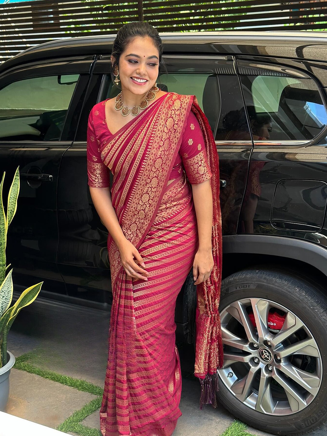 

AWRIYA Woven Design Zari Banarasi Saree, Pink