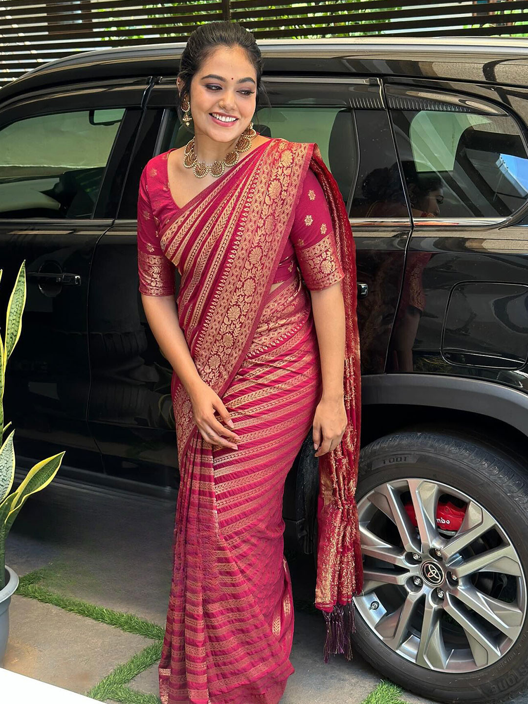 

AWRIYA Woven Design Zari Banarasi Saree, Pink
