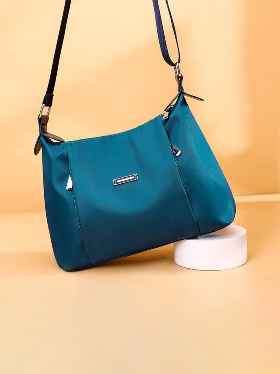 Diva Dale Women Solid Zip Closure Hobo Bag, Green