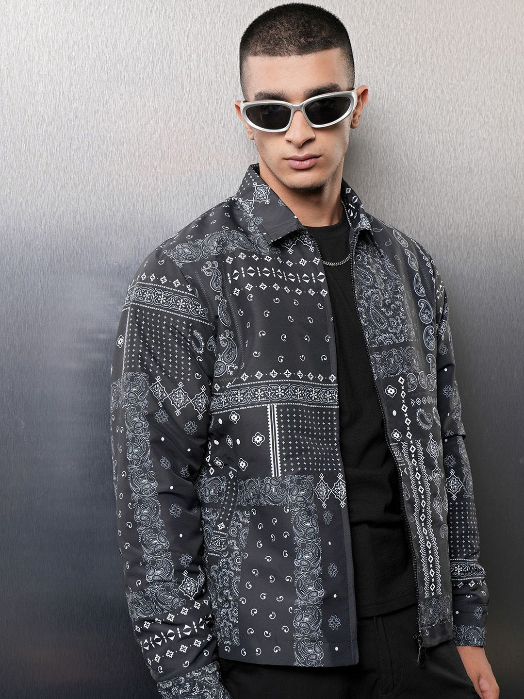 

HIGHLANDER Men Crop Denim Jacket with Patchwork, Black