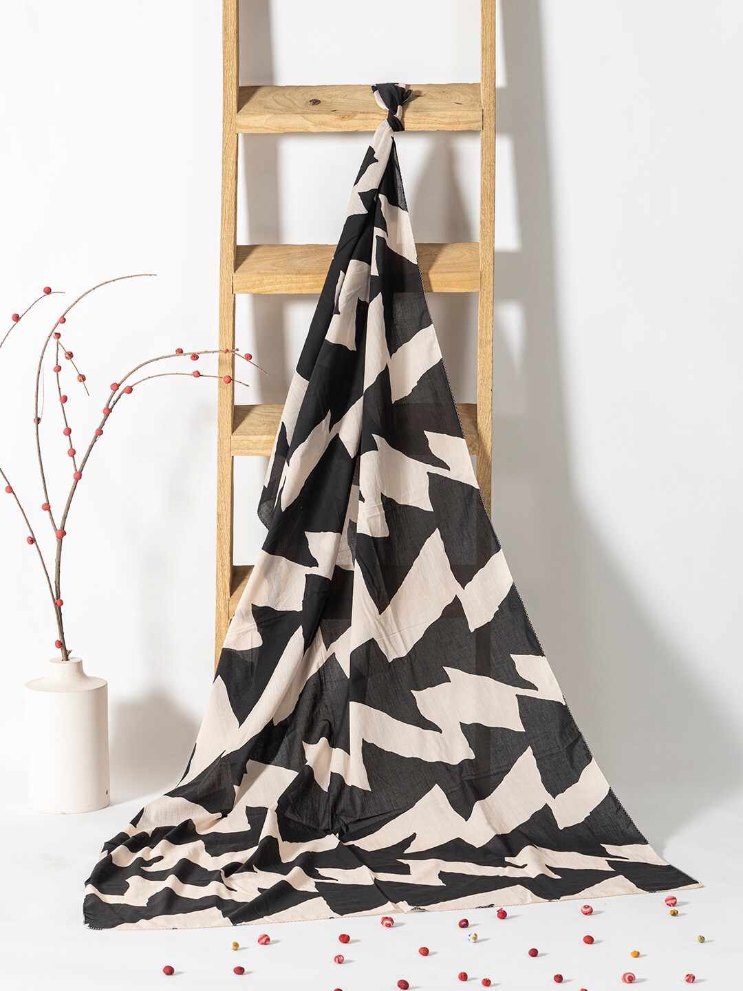 

Contrast Living Women Printed Pure Cotton Scarf, Black