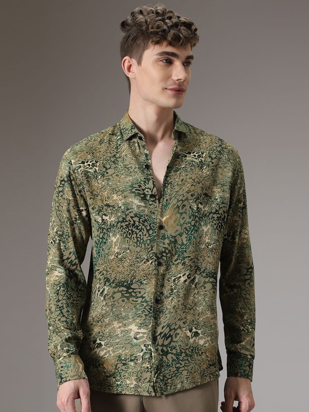 

Banana Club Men Classic Abstract Printed Spread Collar Casual Shirt, Green