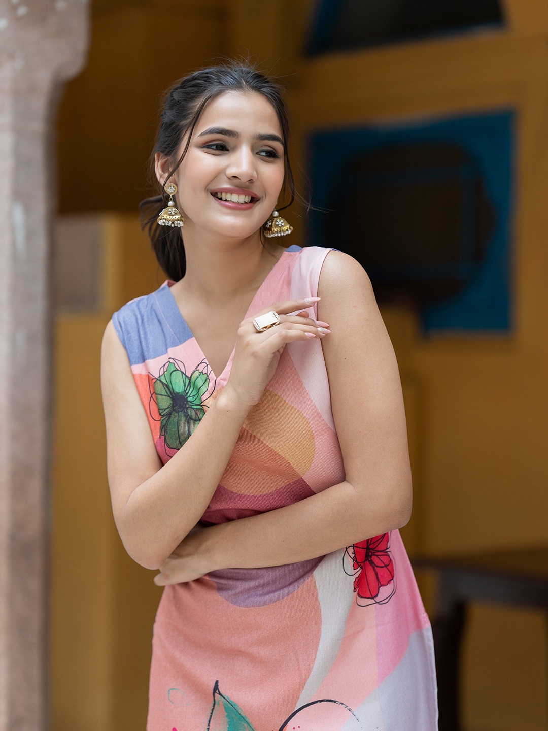 

ASPORA Floral Printed V-Neck Sleeveless Straight Kurta, Peach