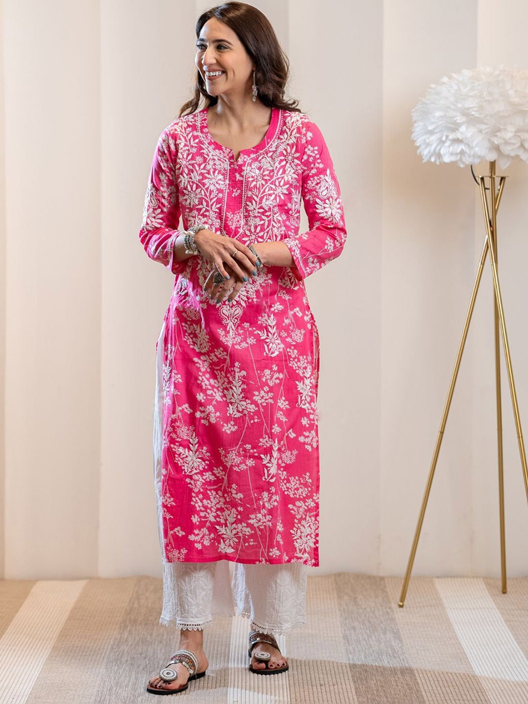 

GoSriKi Floral Printed Notch Neck Chikankari Thread Work Kurta, Pink