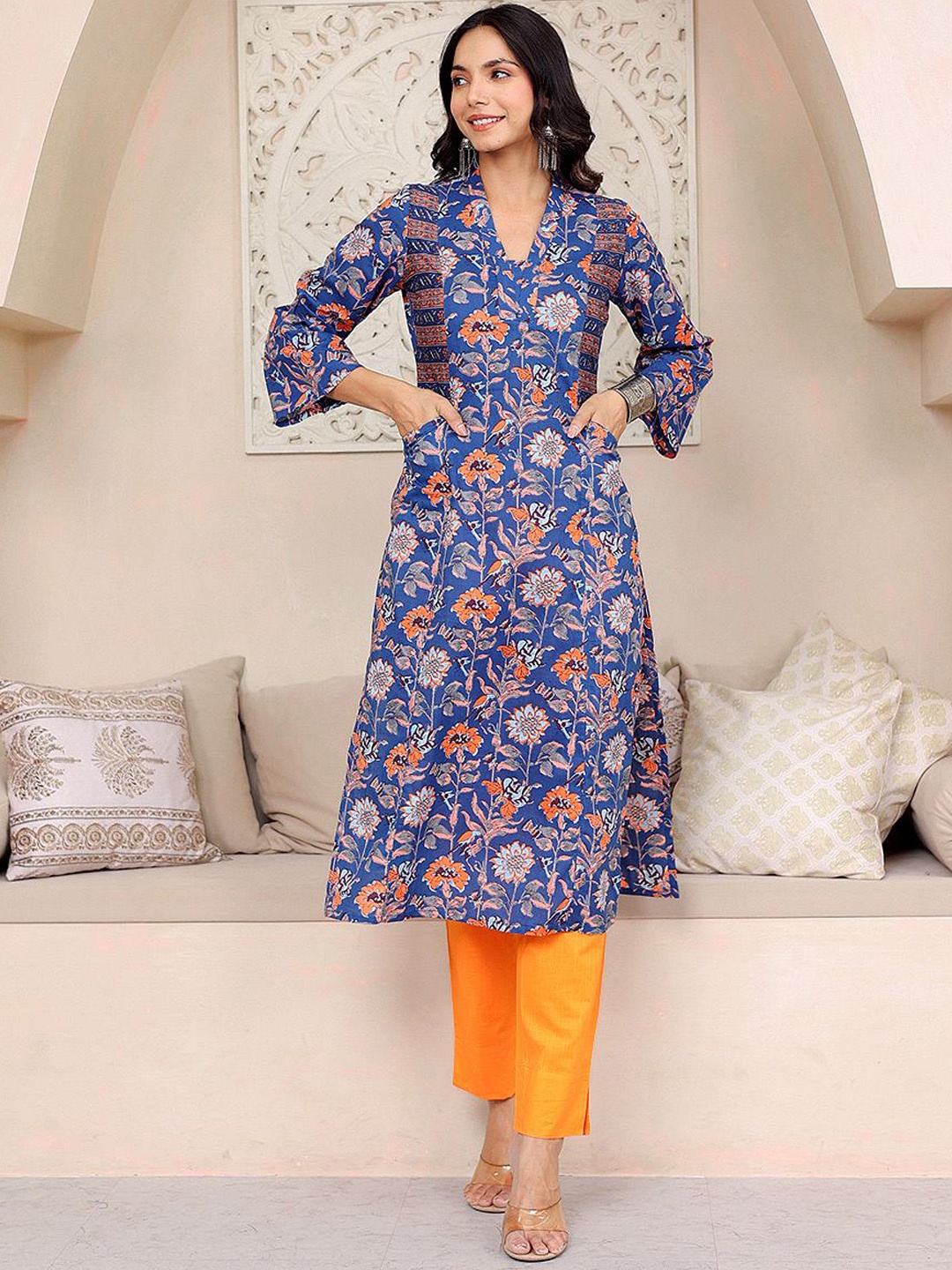 

GULAB CHAND TRENDS Floral Printed V-Neck Pure Cotton Straight Kurta, Blue