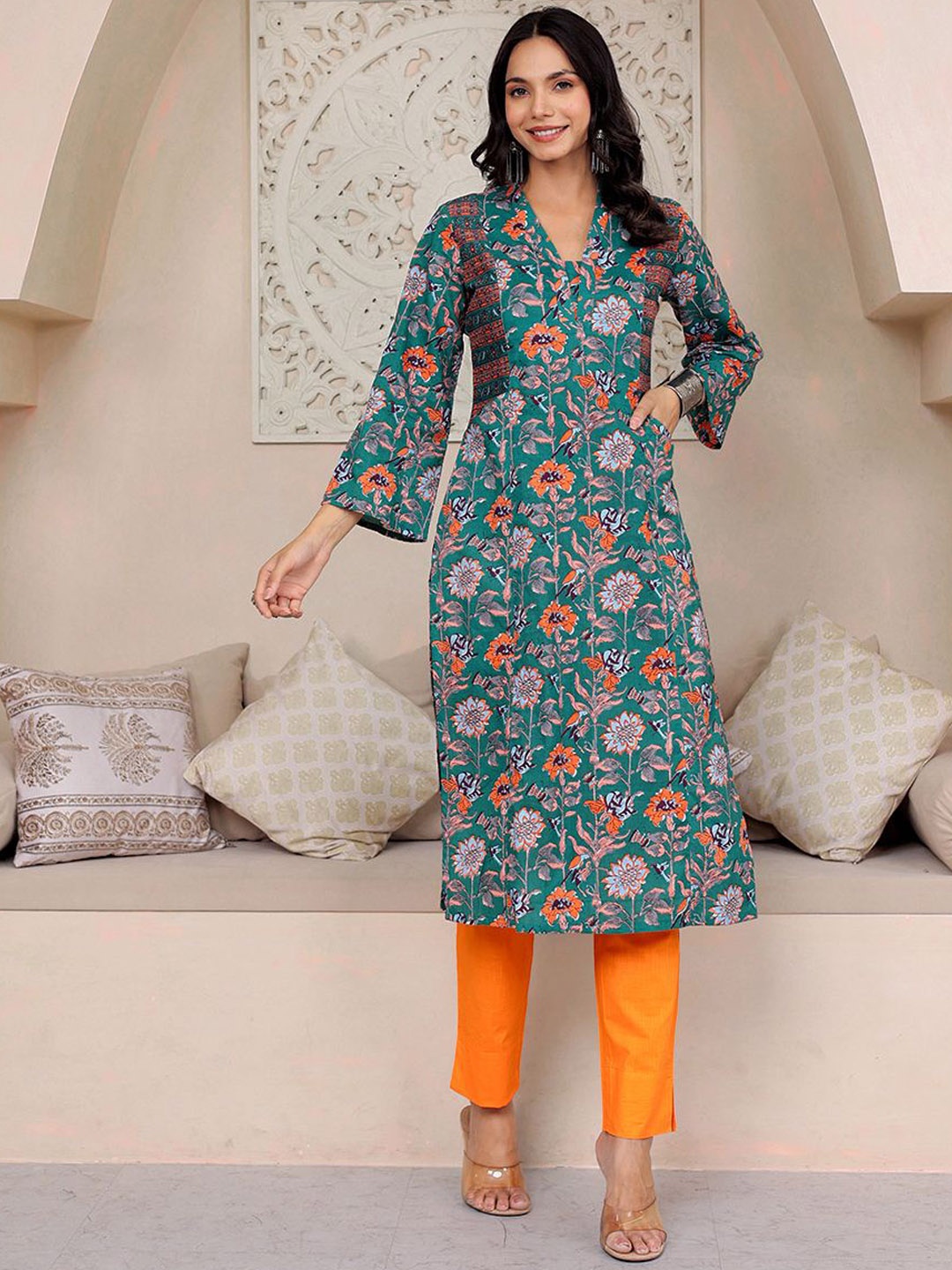 

GULAB CHAND TRENDS Floral Printed V-Neck Pure Cotton Straight Kurta, Green