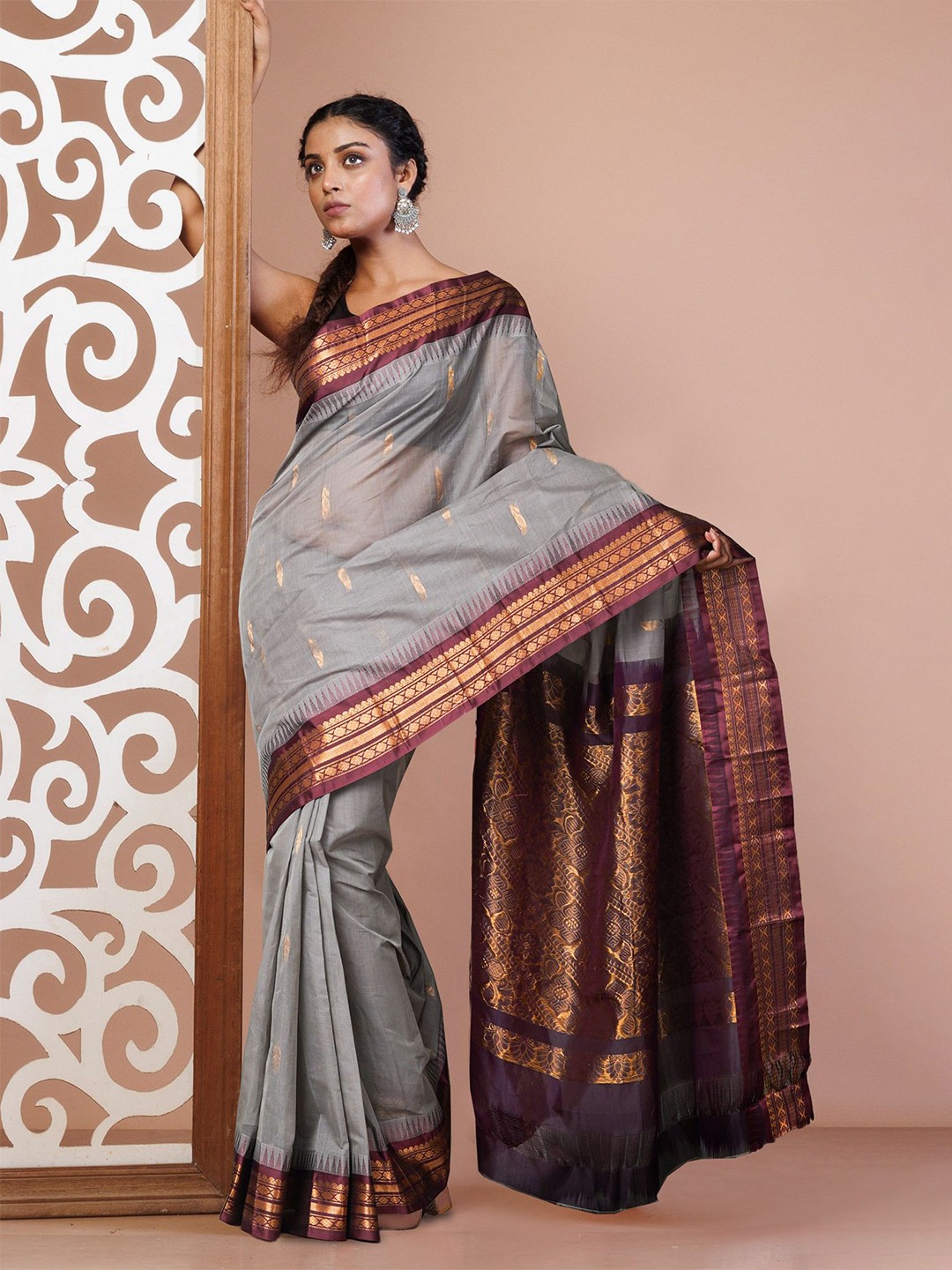 

Unnati Silks Ethnic Motifs Zari Pure Cotton Handloom Gadwal Saree, Grey