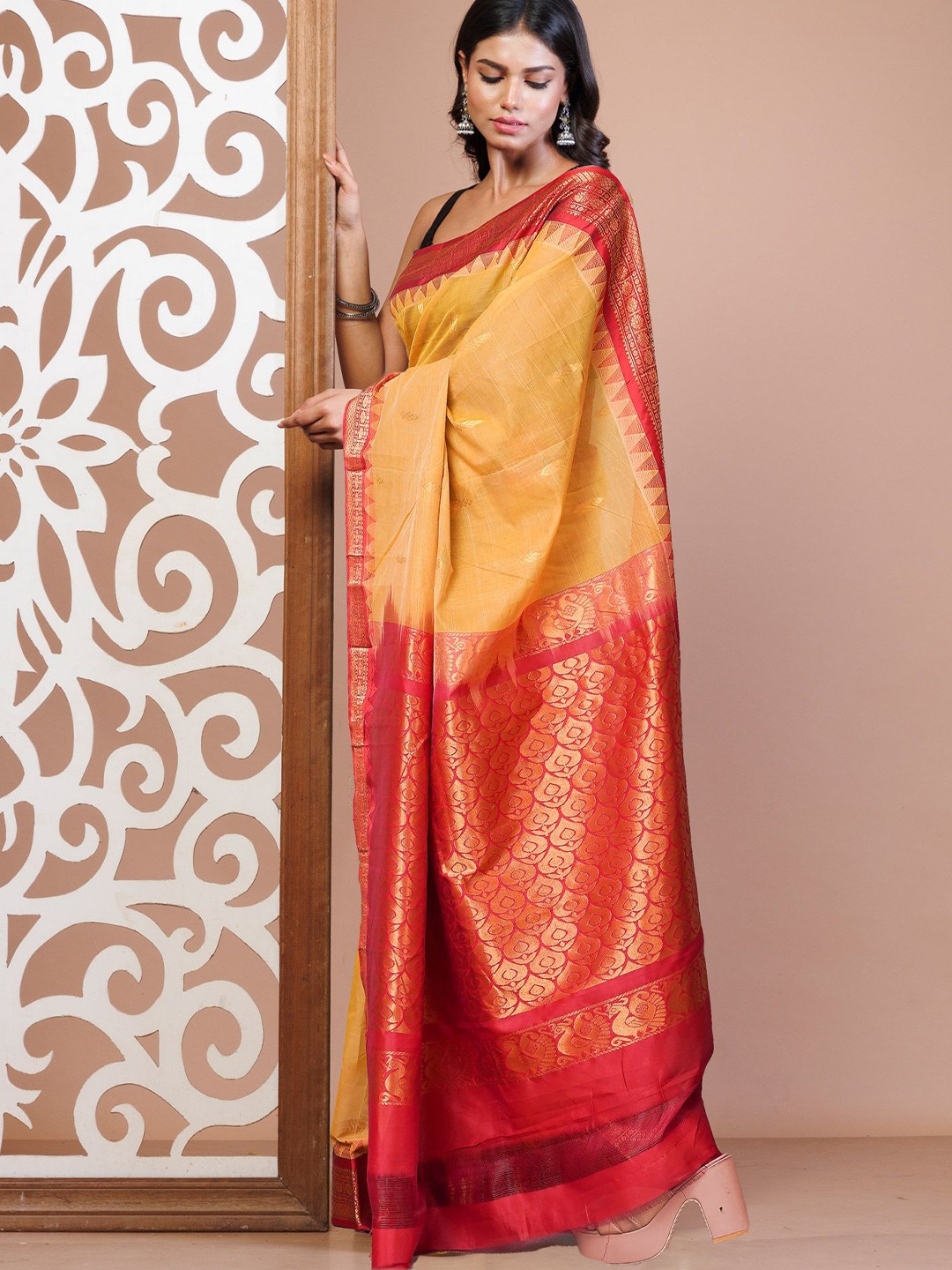 

Unnati Silks Woven Design Zari Pure Cotton Handloom Gadwal Saree, Yellow