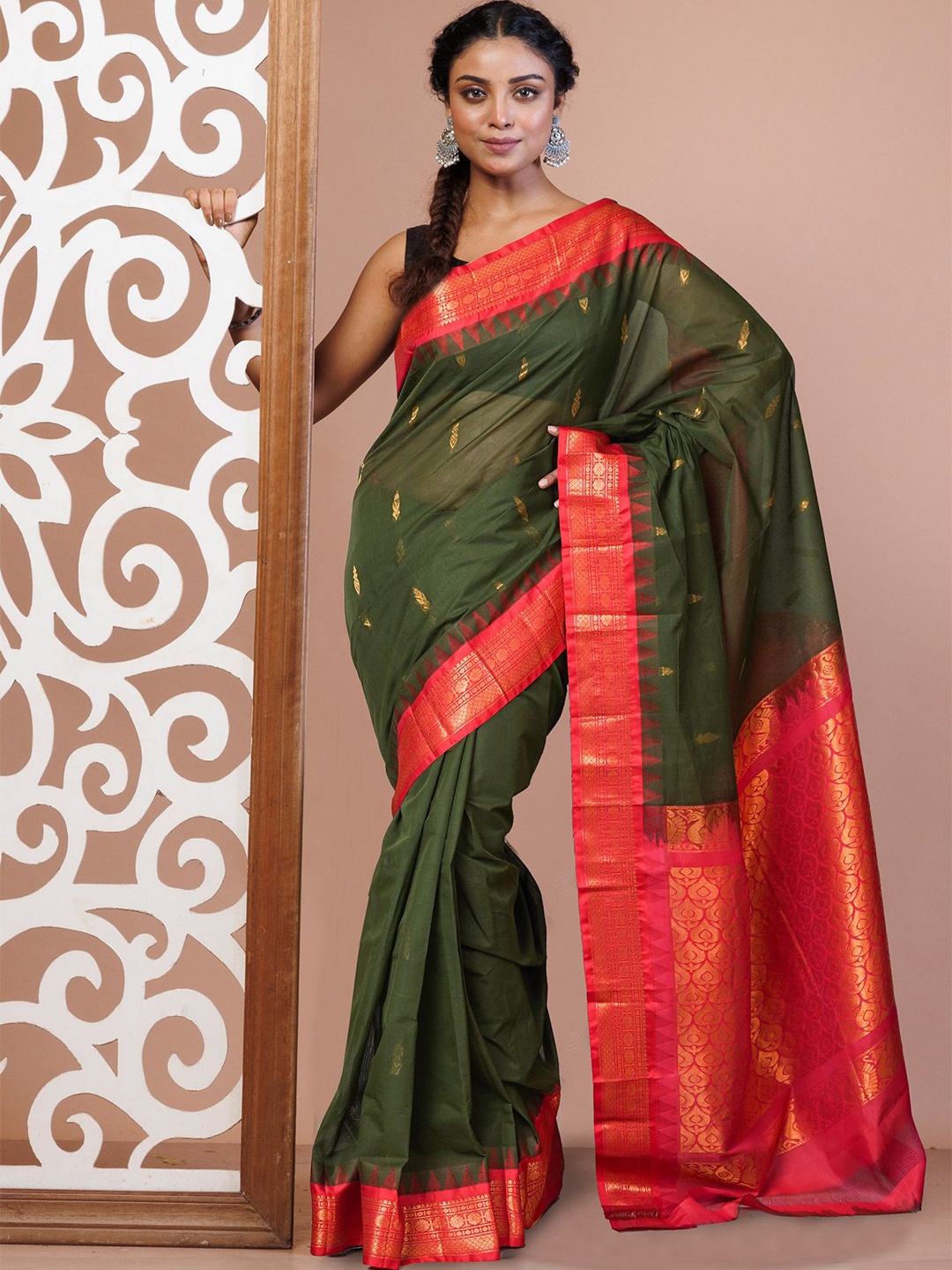 

Unnati Silks Woven Design Zari Pure Cotton Handloom Gadwal Saree, Green