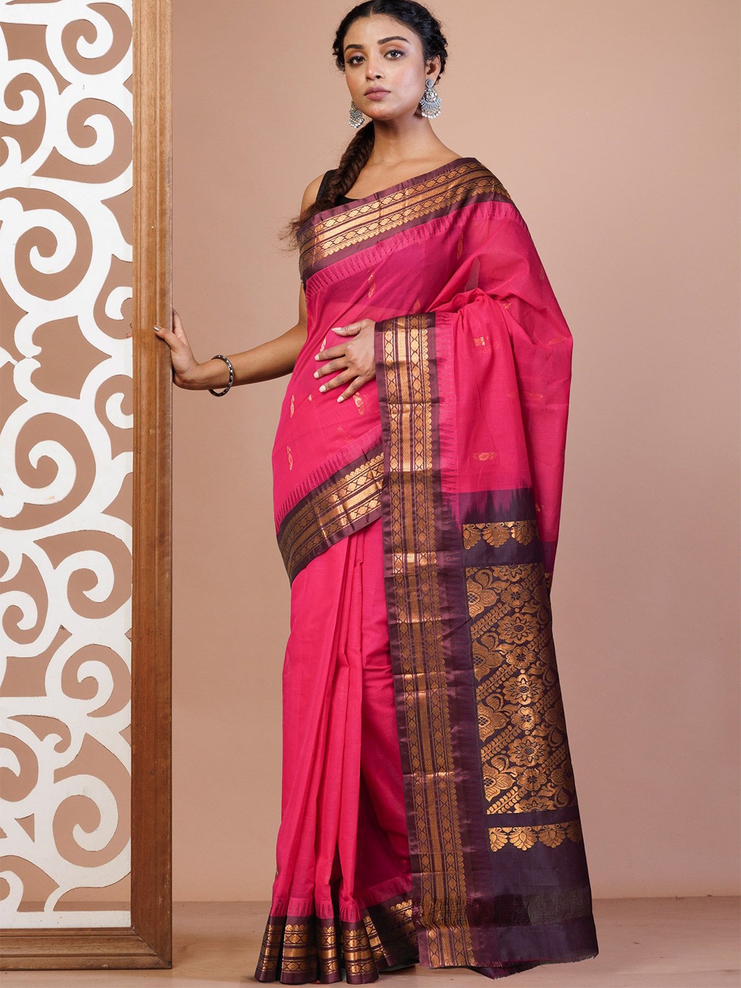 

Unnati Silks Woven Design Zari Pure Cotton Handloom Gadwal Saree, Pink