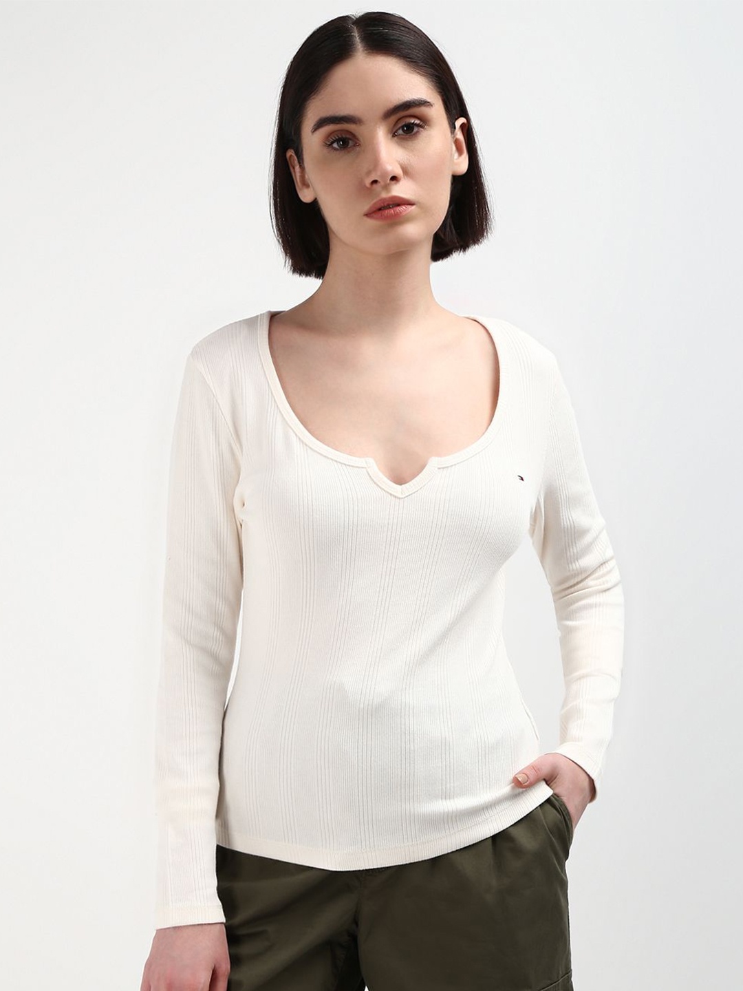 

Tommy Hilfiger Women Scoop Neck Solid Slim Fit T-shirt, White