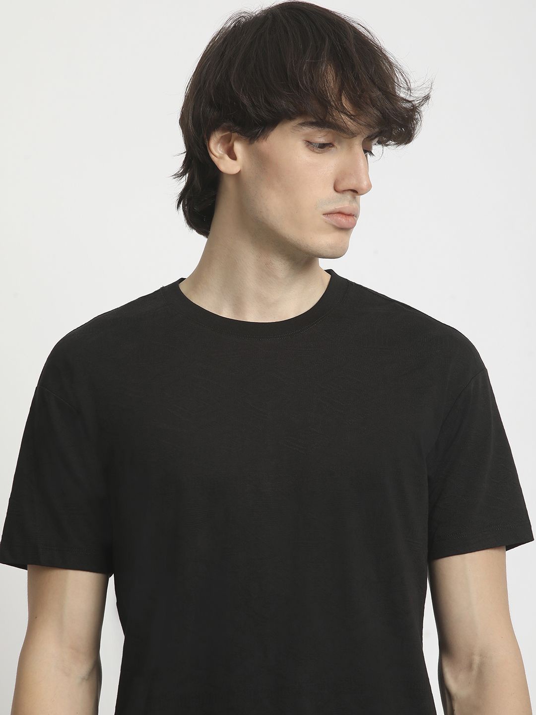 

The Bear House Men Solid Round Neck Tshirt, Black