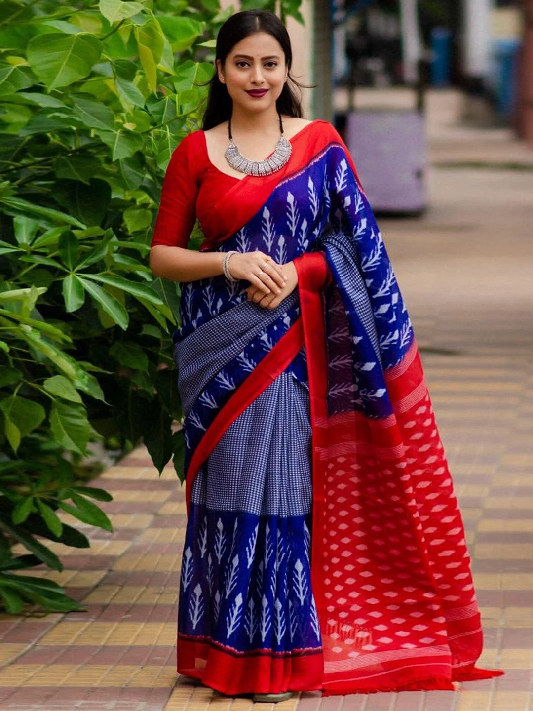 

Mitera Printed Saree, Navy blue